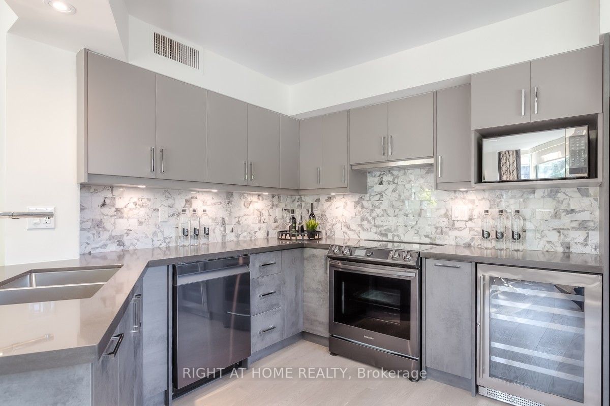 3800 Yonge St, #205
