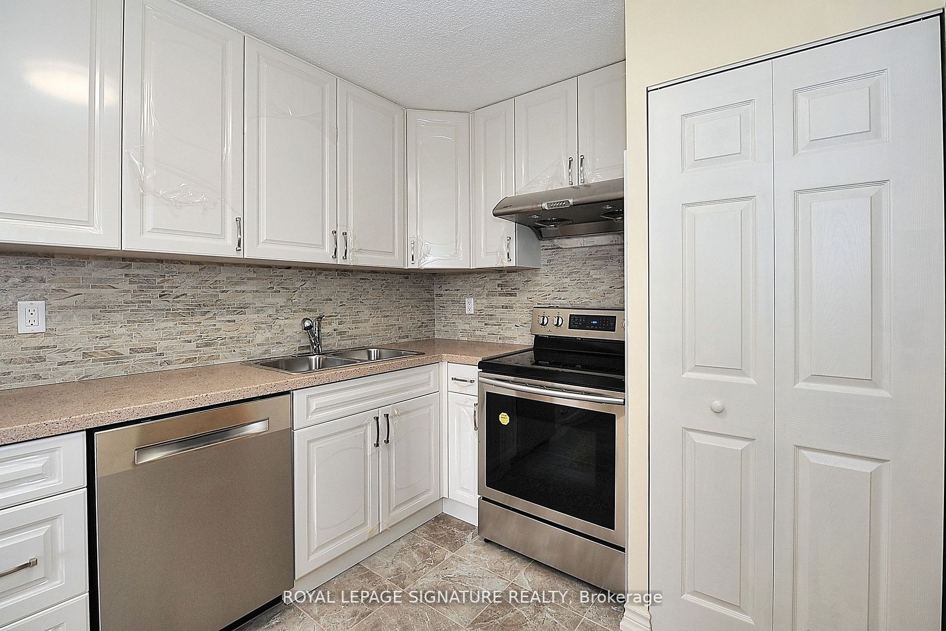 10 Tangreen Crt, #702