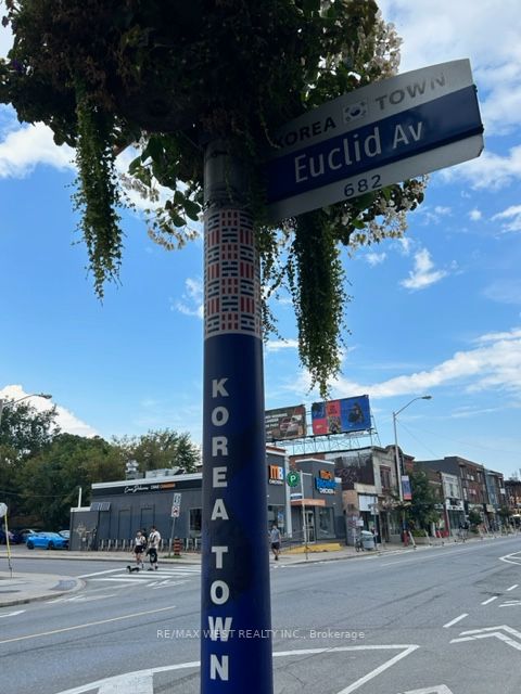 647 Bloor St W, #2nd Flr