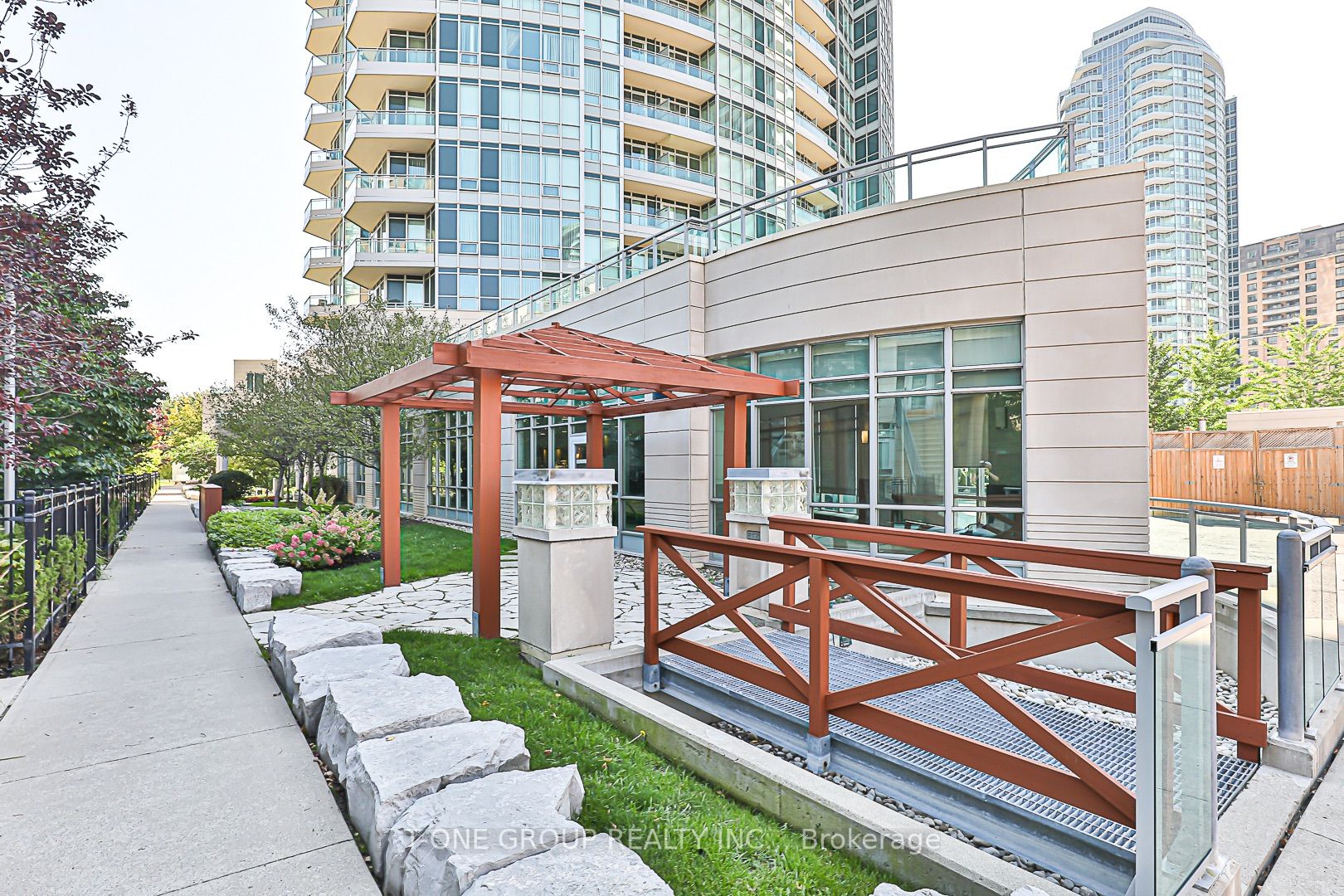 18 Holmes Ave, #2102
