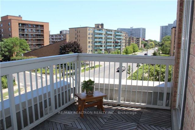 11 Thorncliffe Park Dr, #313