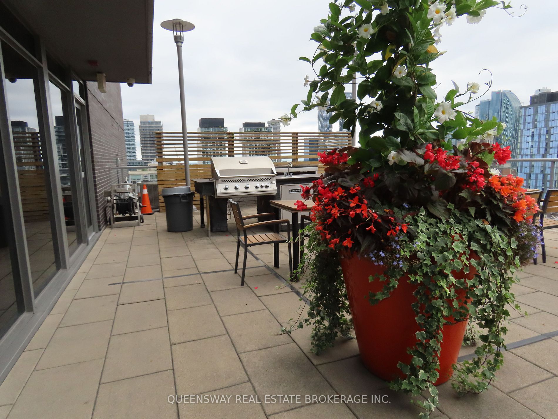 320 Richmond St E, #208