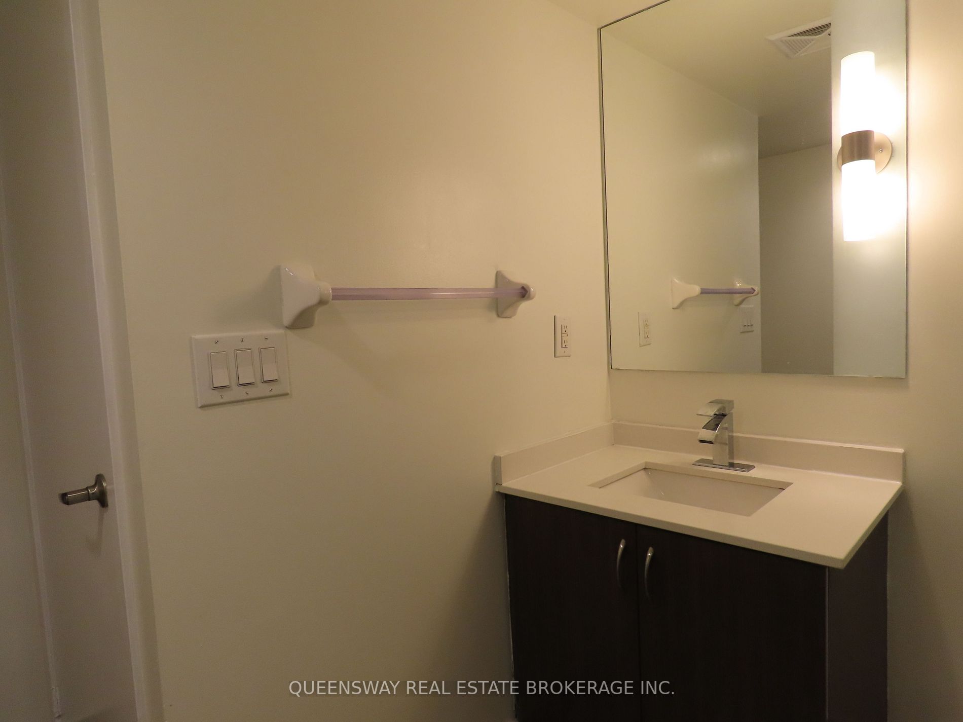 320 Richmond St E, #208