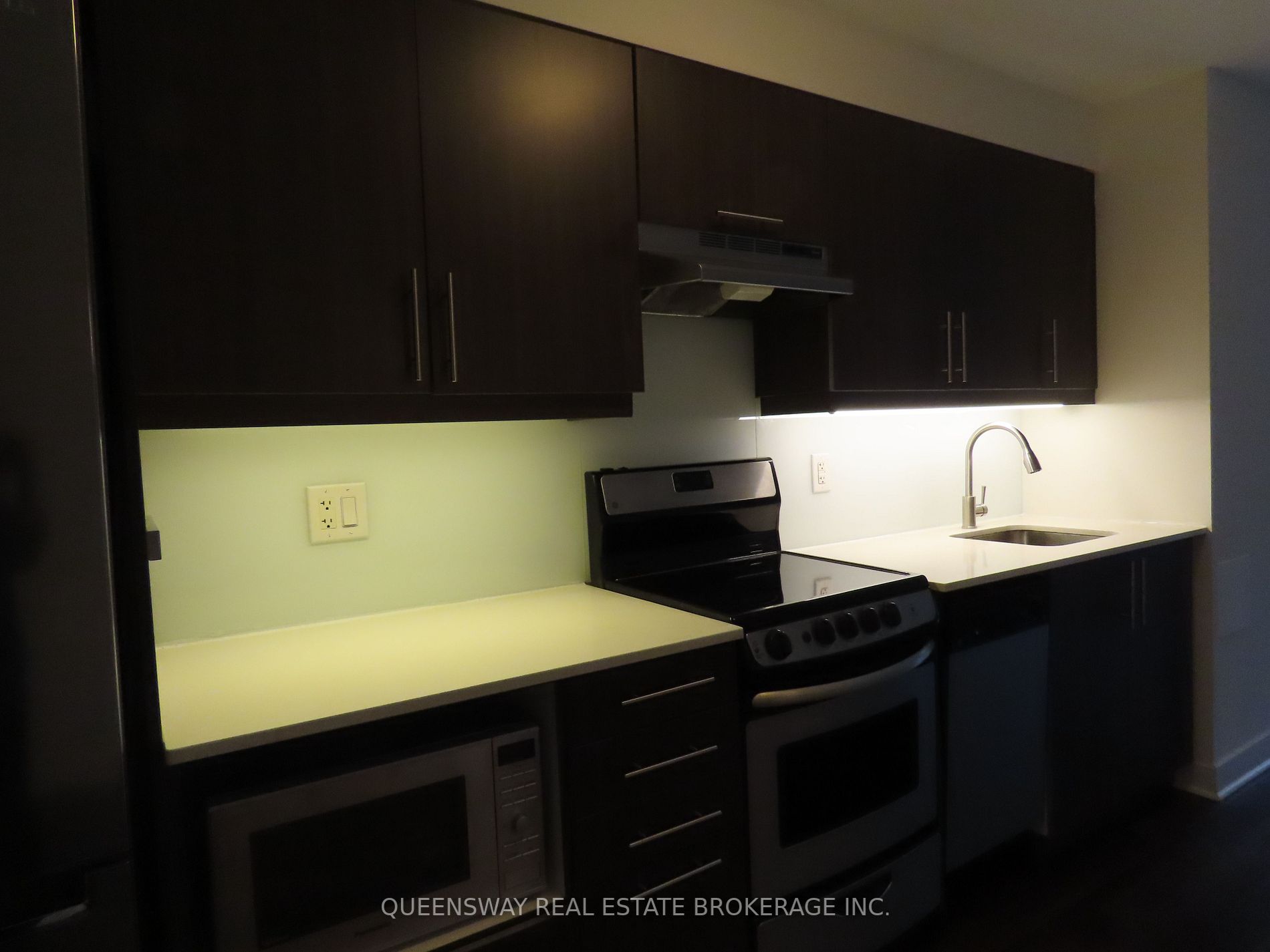 320 Richmond St E, #208