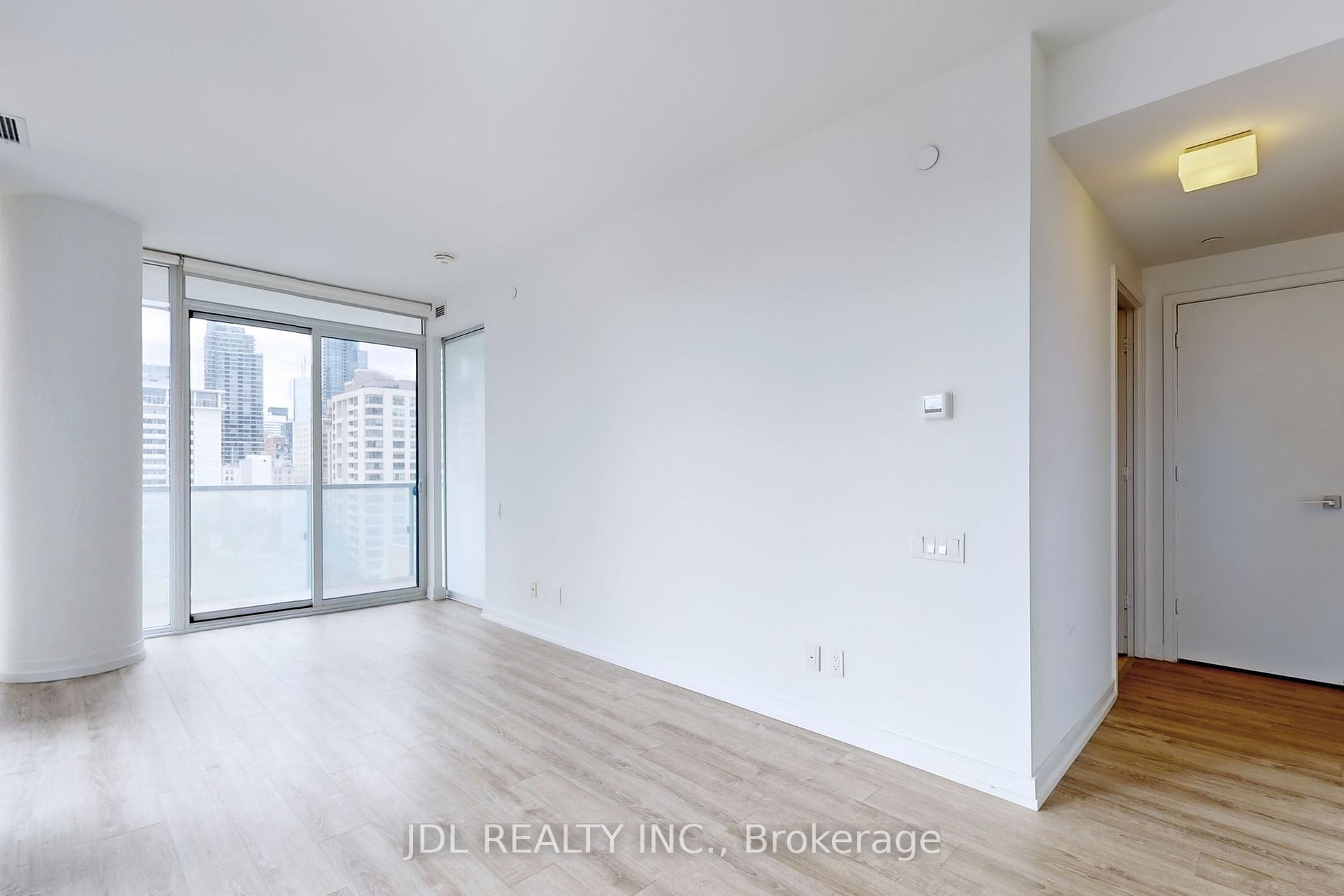 28 Wellesley St E, #804