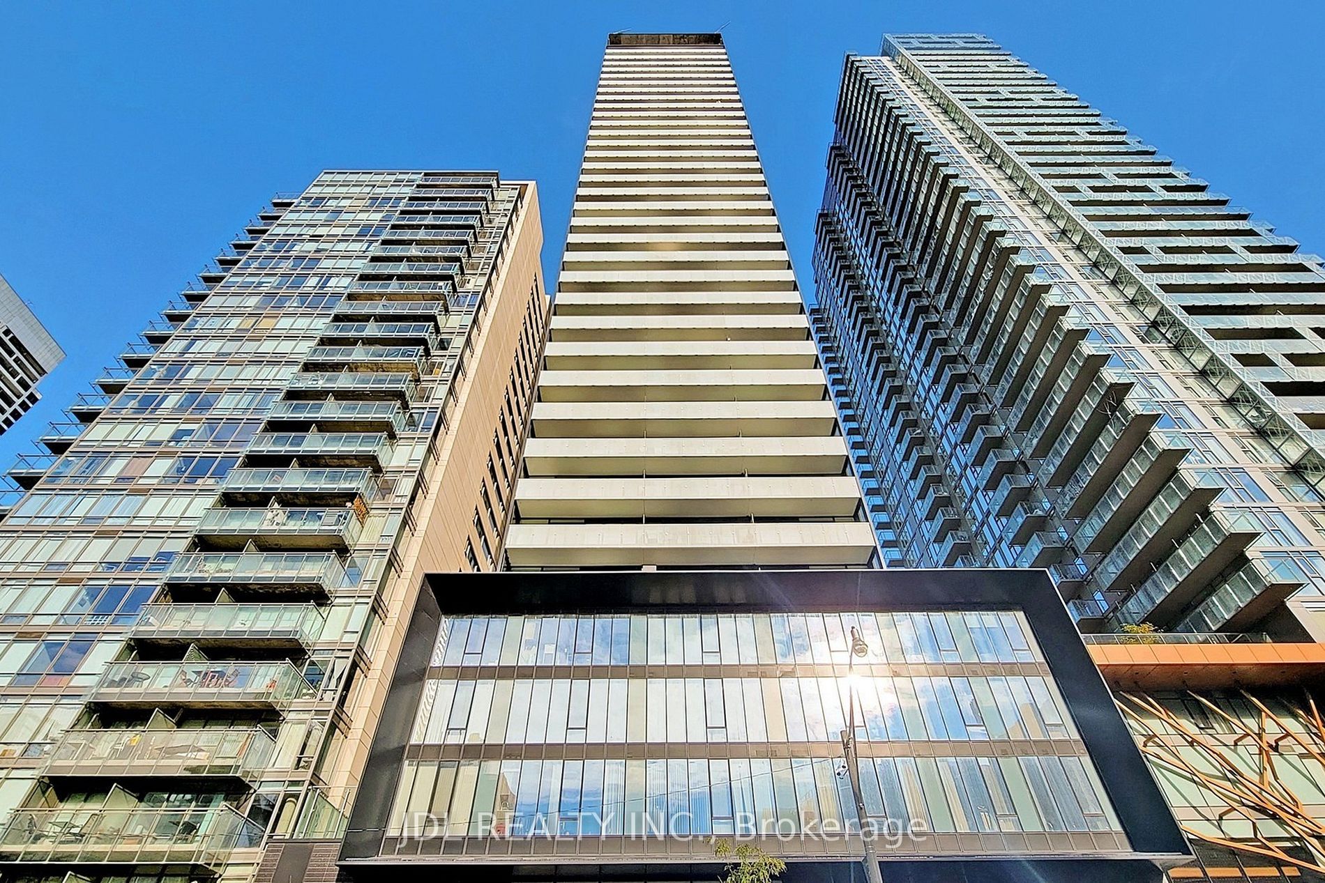 28 Wellesley St E, #804