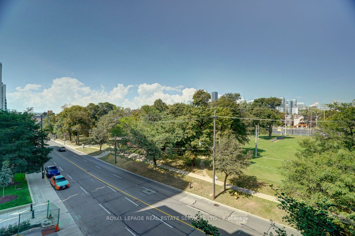 245 Davisville Ave, #407