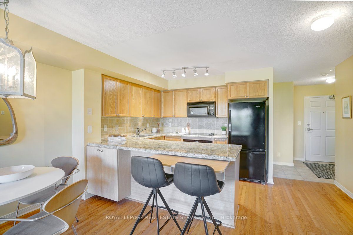 245 Davisville Ave, #407