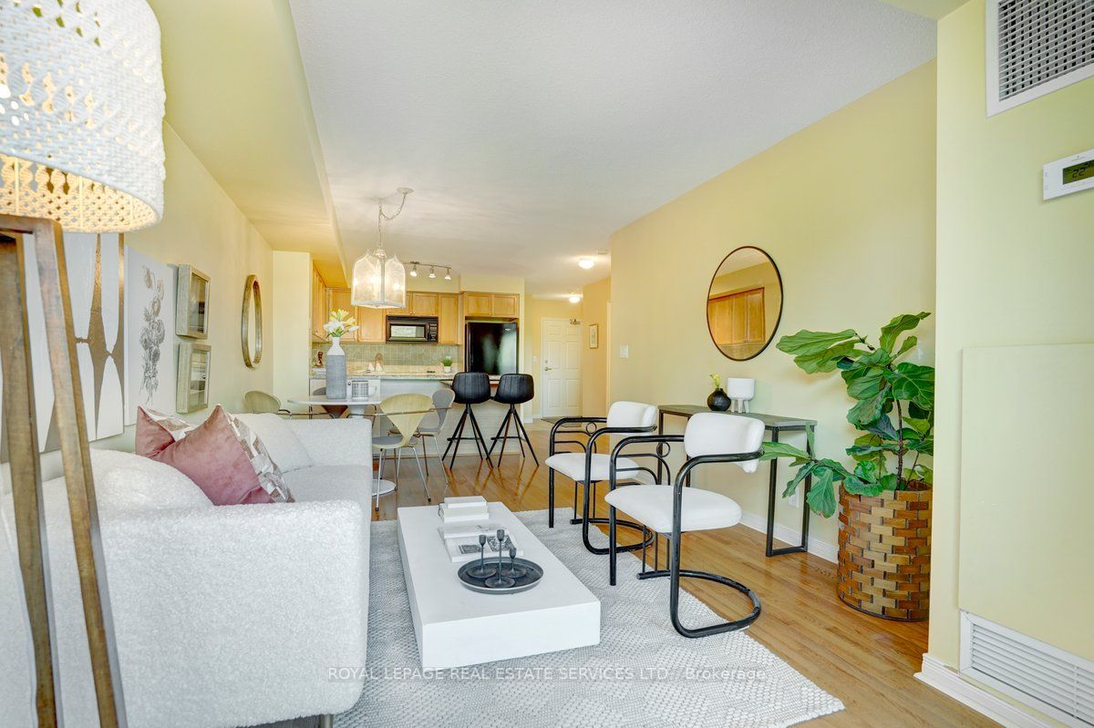 245 Davisville Ave, #407