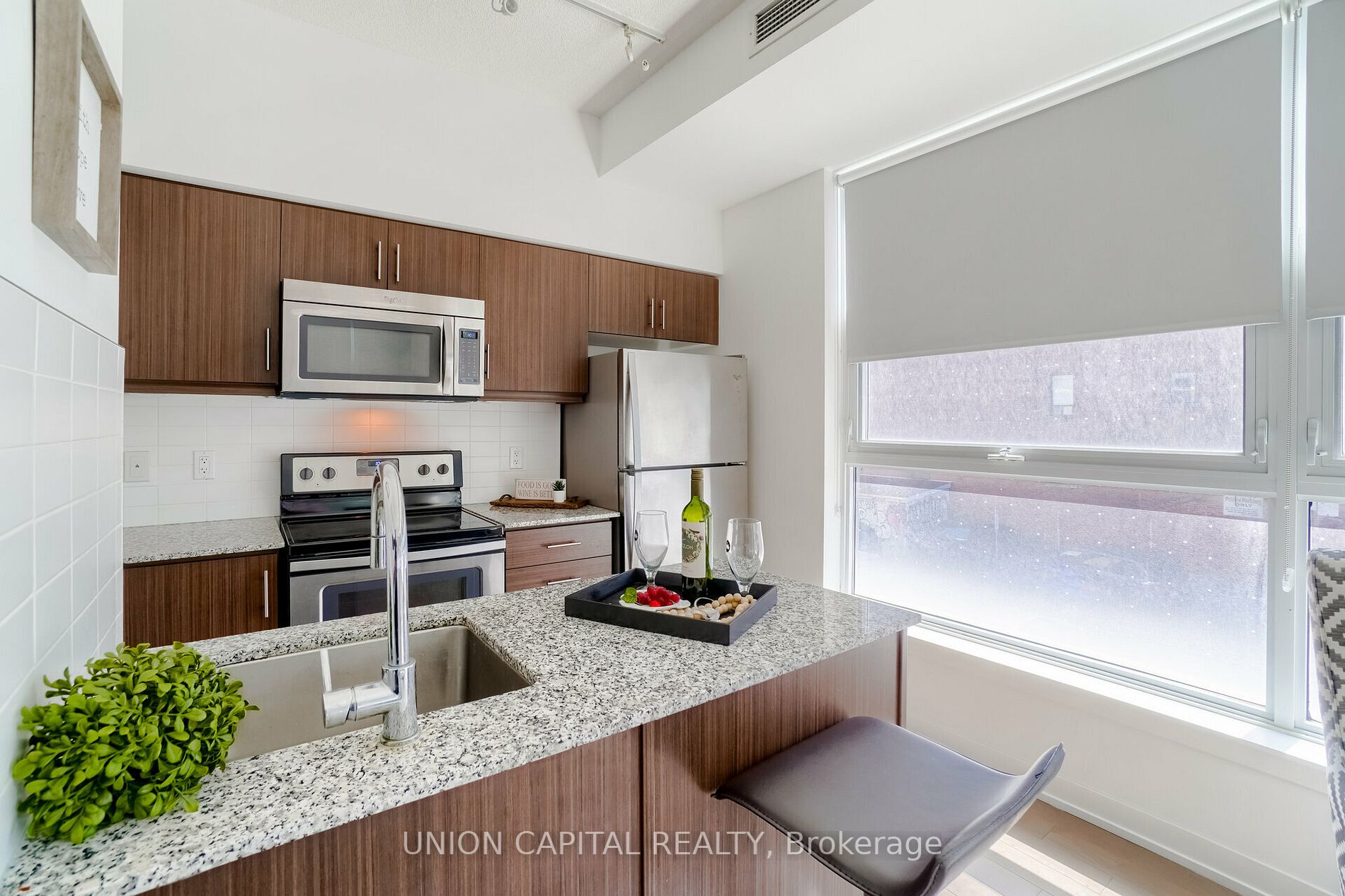 10 WILLISON Square, #202