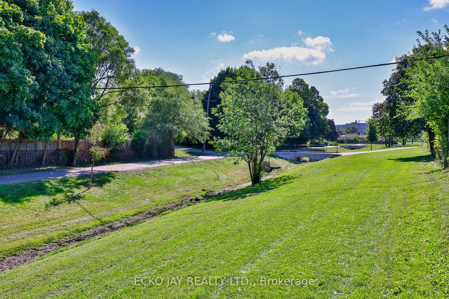 29 Treadgold Cres