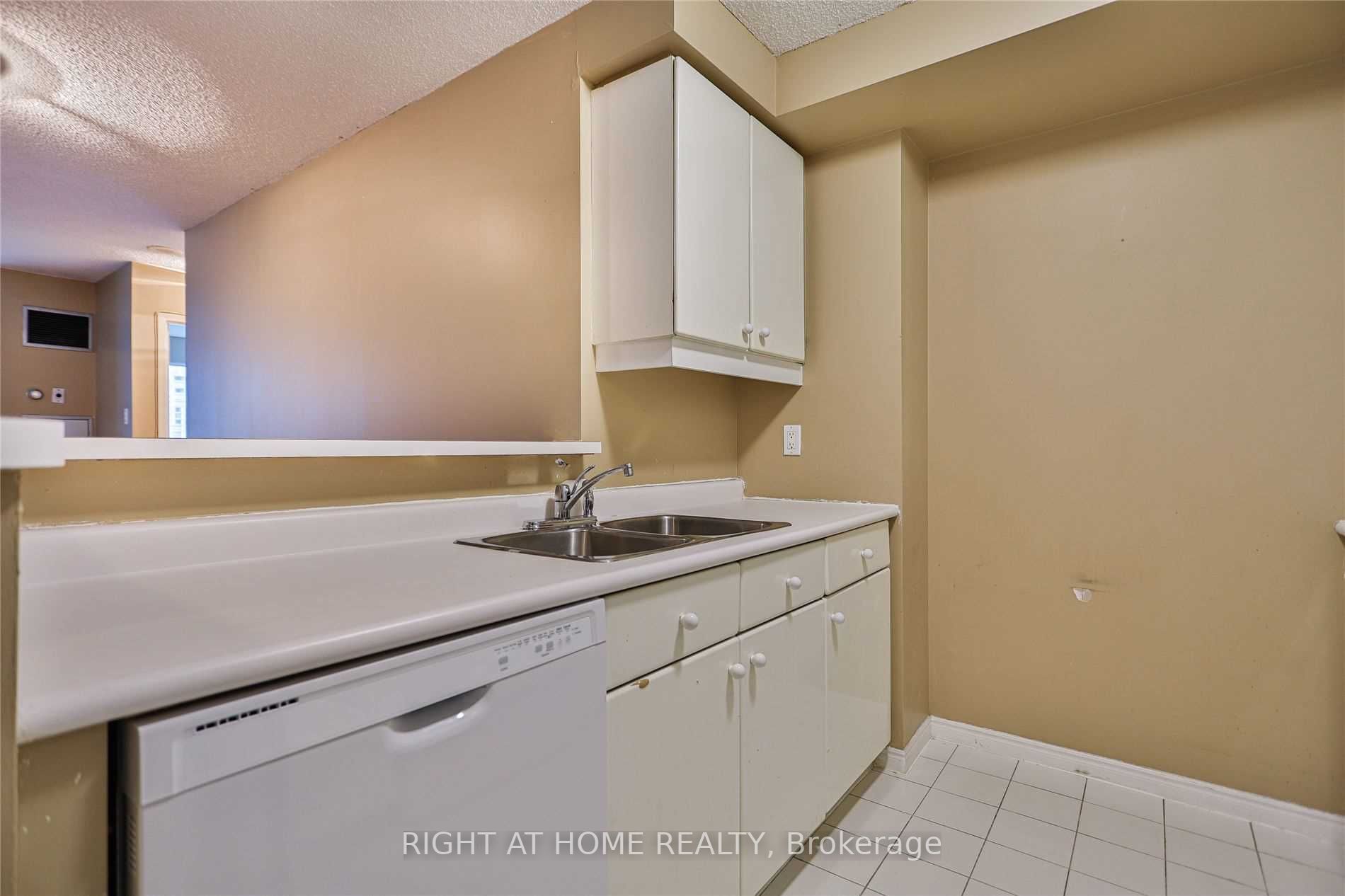 10 Yonge St, #1706
