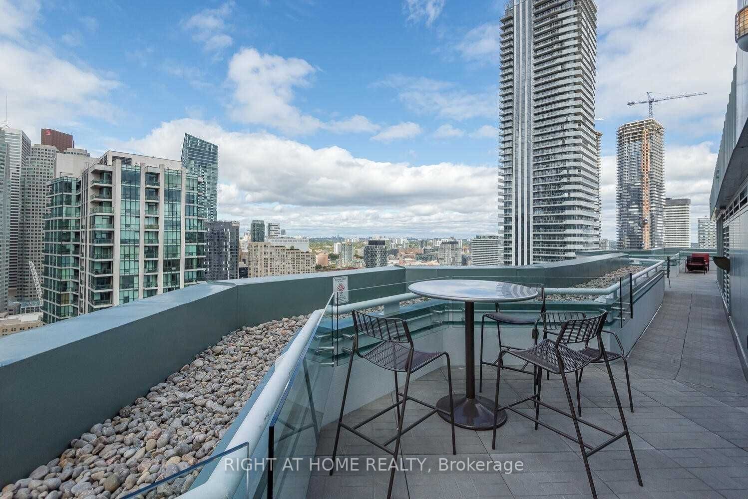 10 Yonge St, #1706