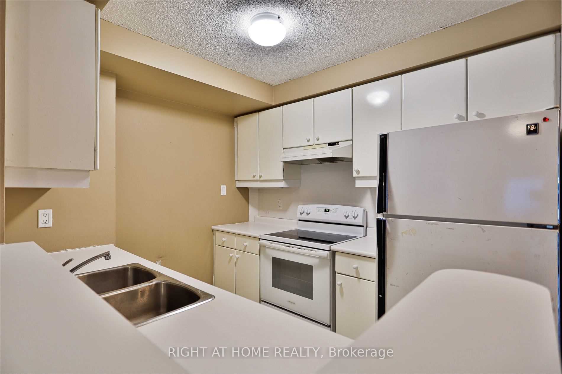 10 Yonge St, #1706