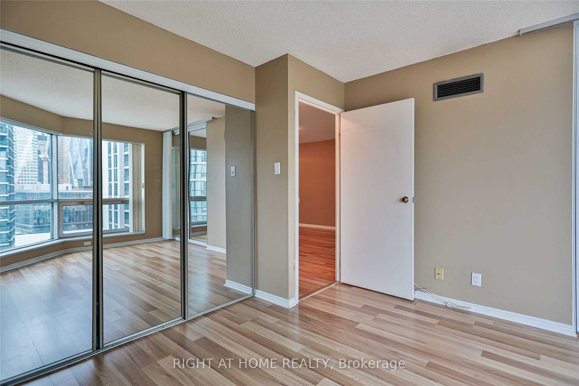 10 Yonge St, #1706