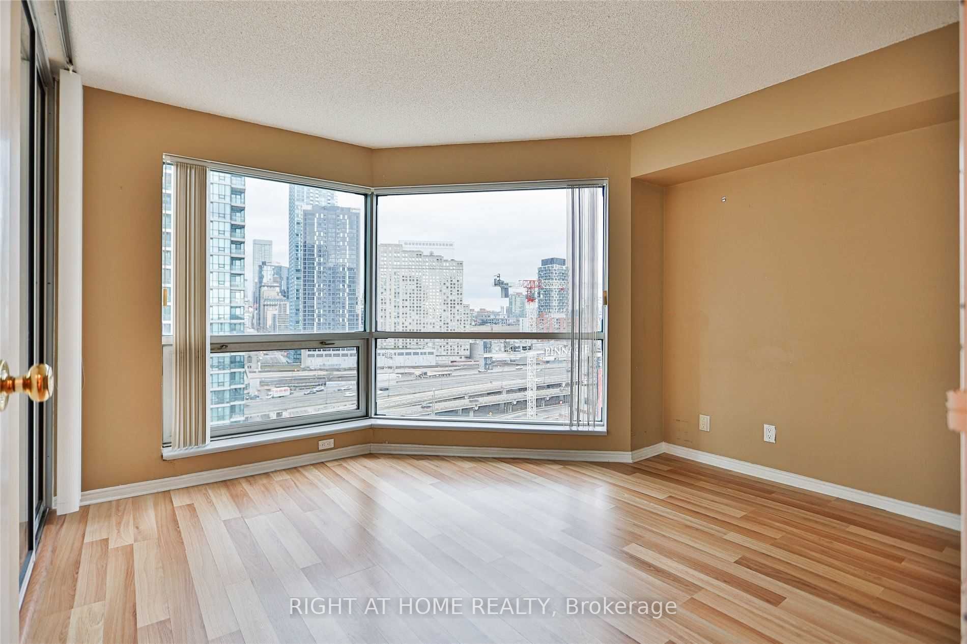 10 Yonge St, #1706