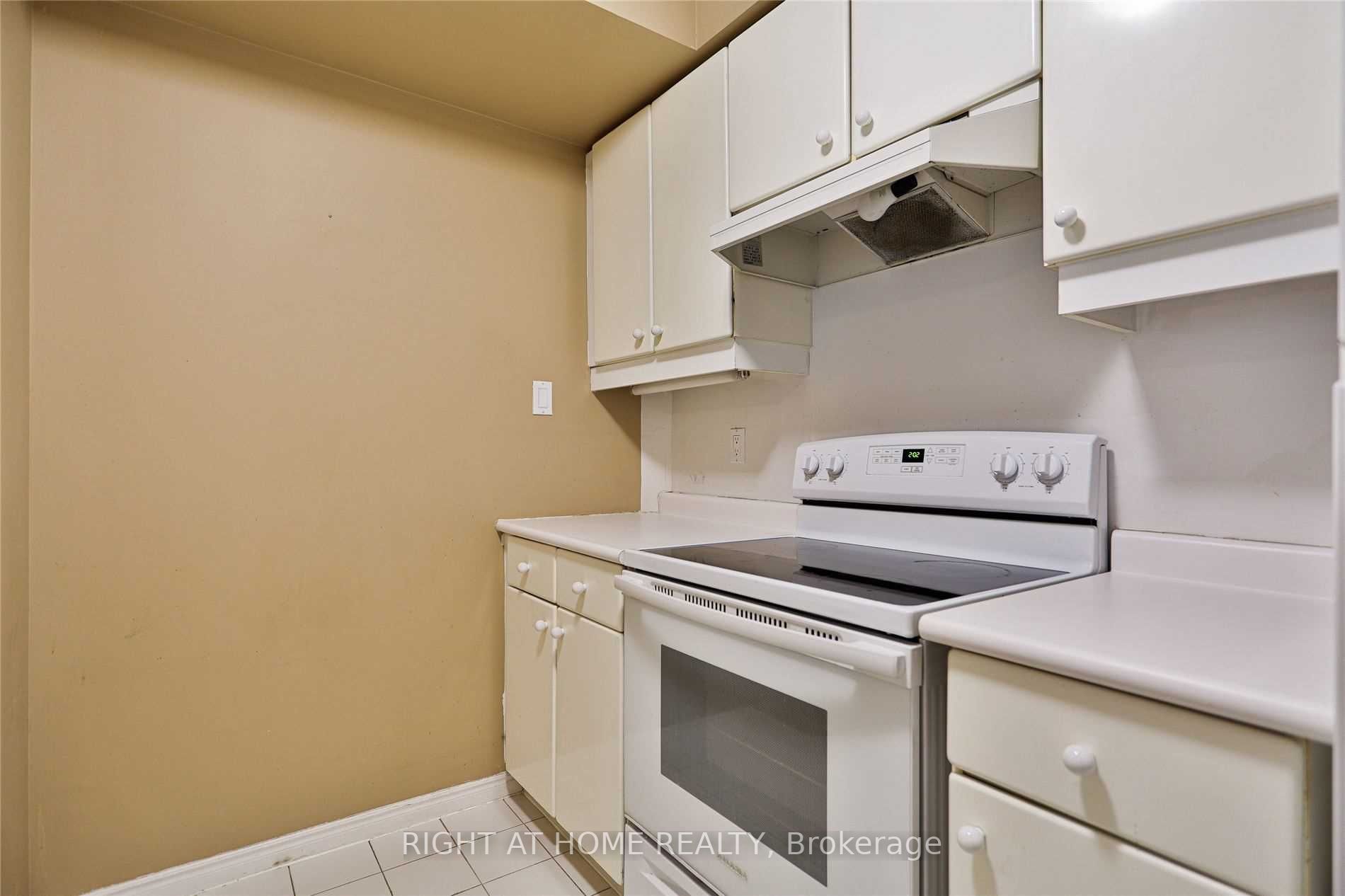 10 Yonge St, #1706
