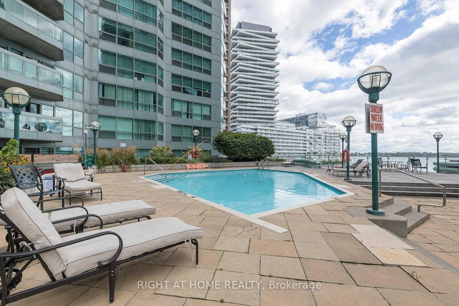 10 Yonge St, #1706