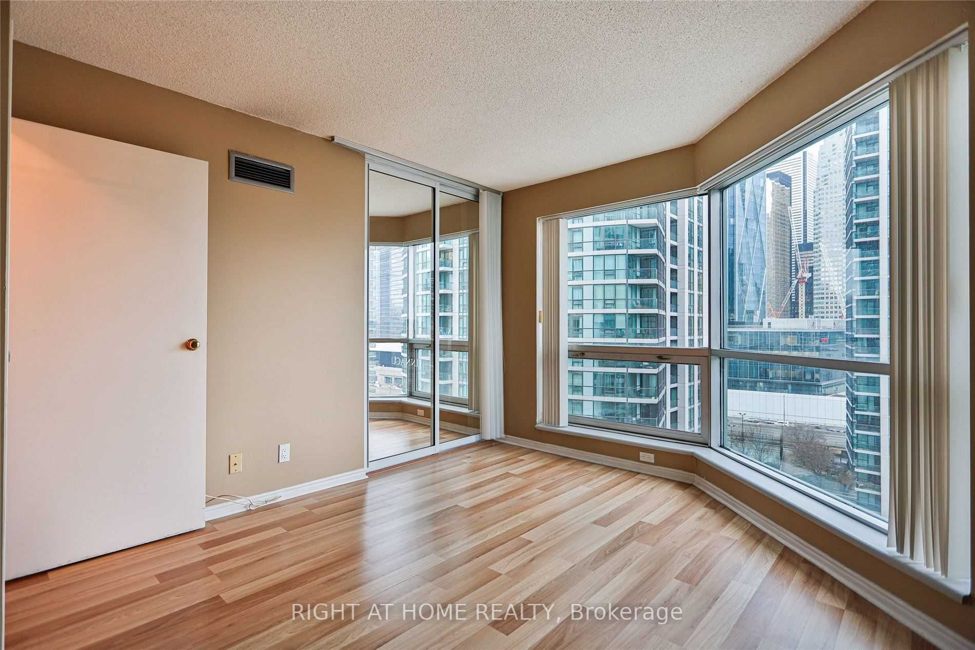 10 Yonge St, #1706
