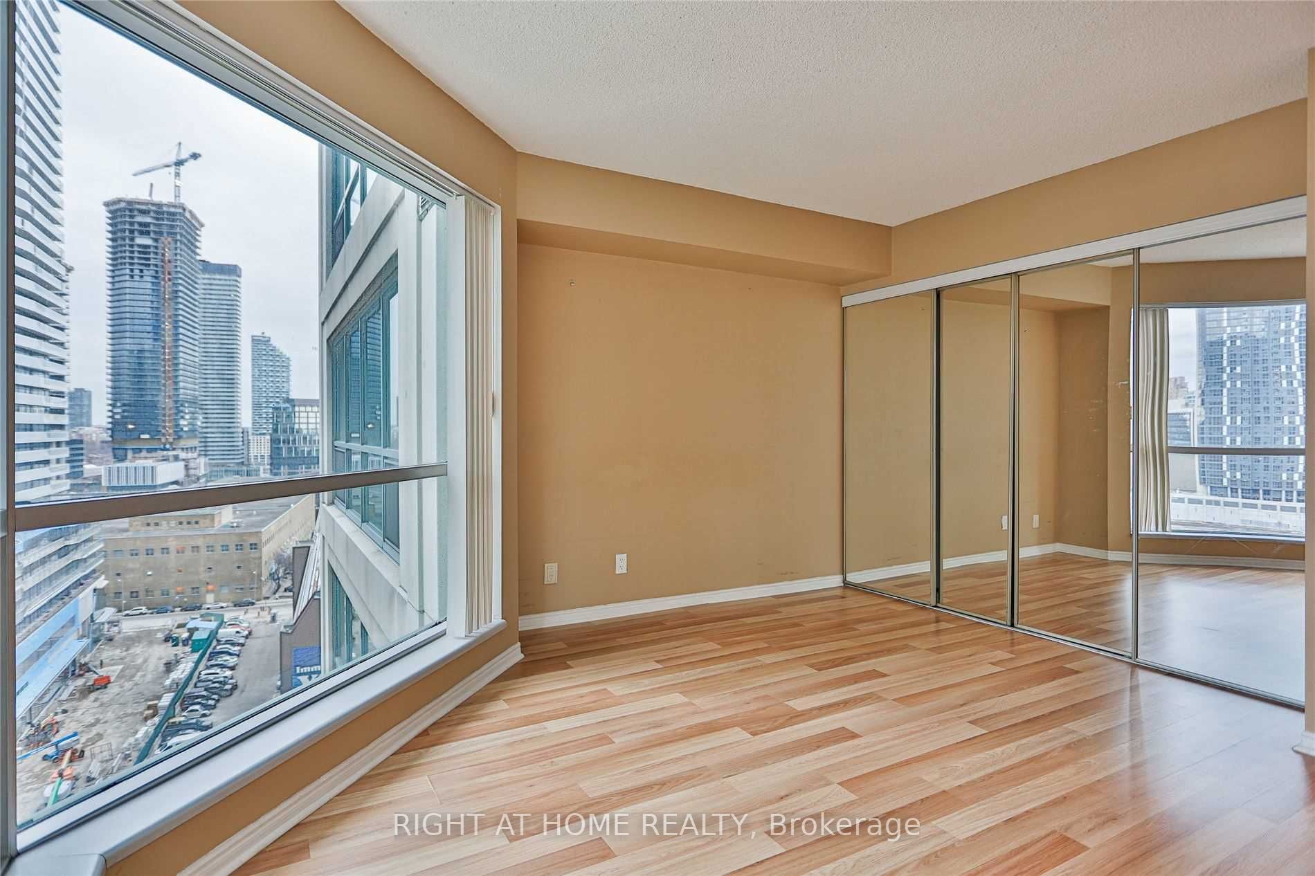 10 Yonge St, #1706