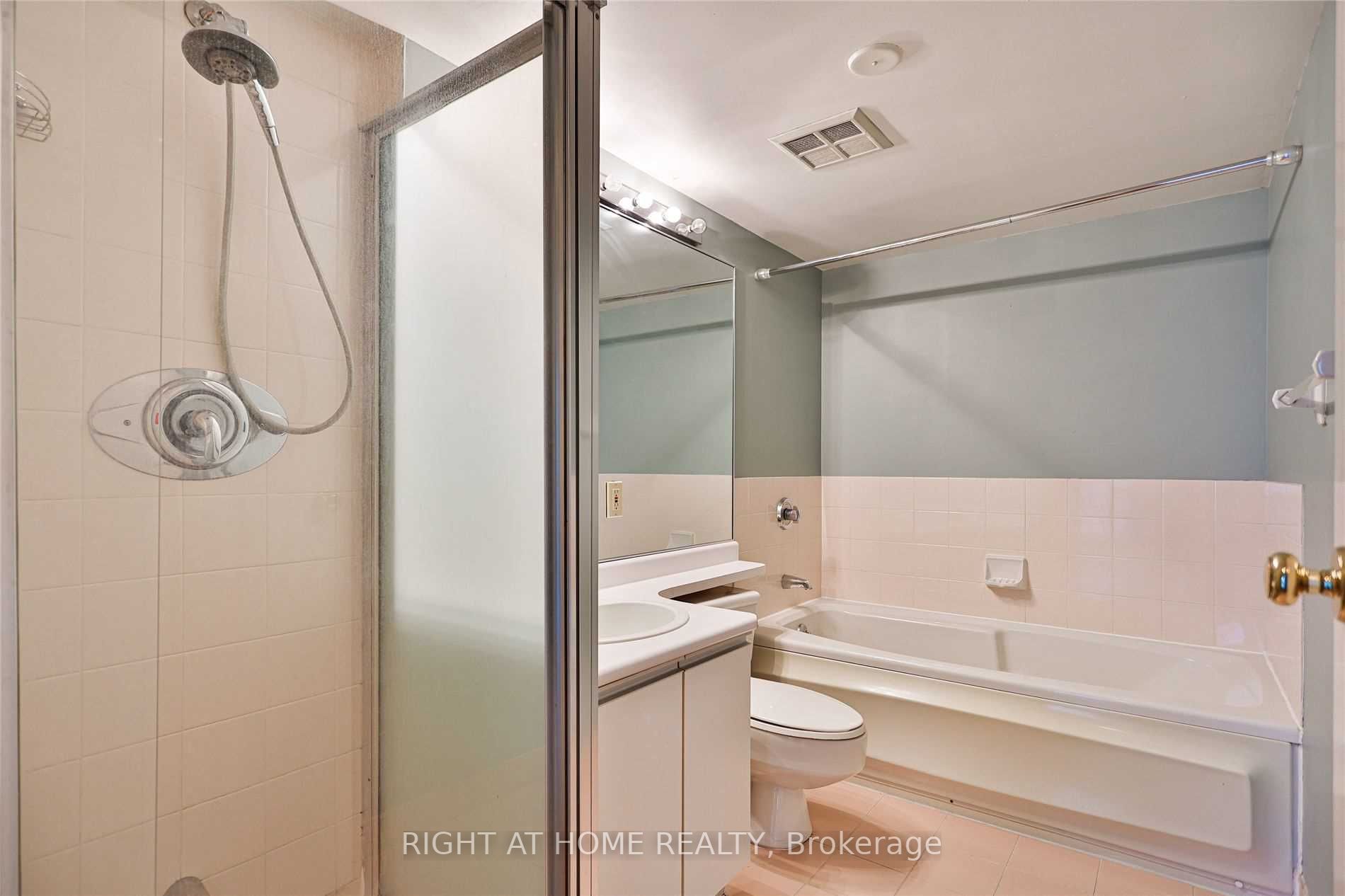 10 Yonge St, #1706