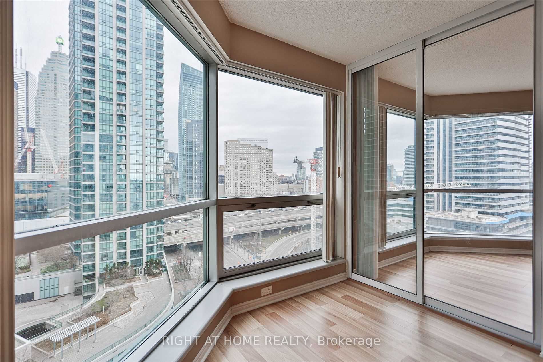 10 Yonge St, #1706