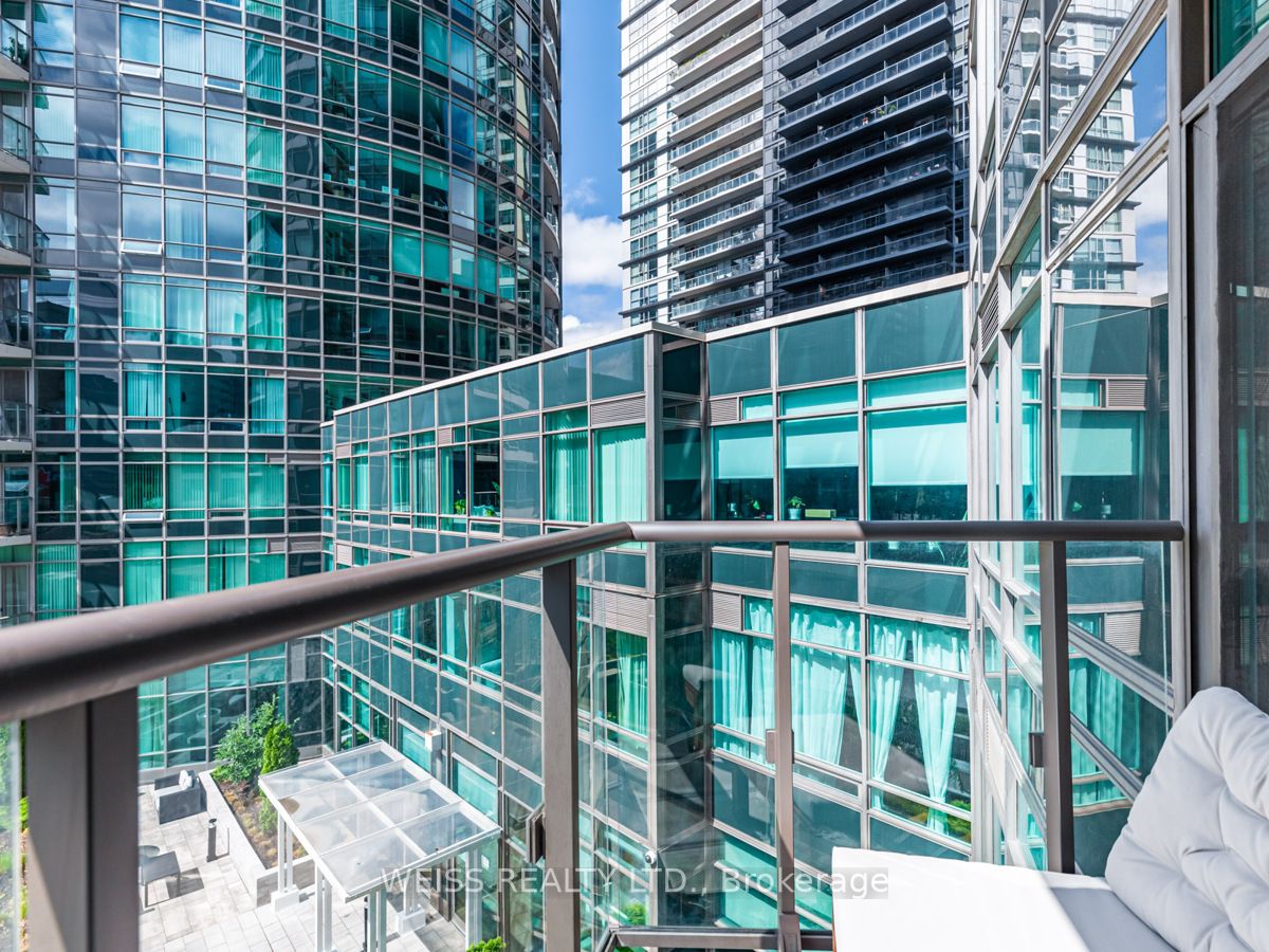 361 Front St W, #325