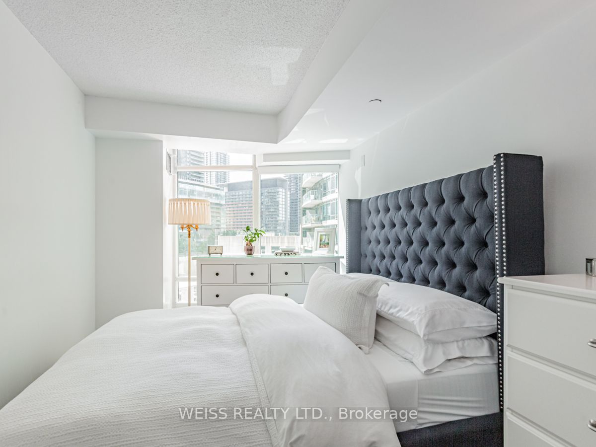361 Front St W, #325