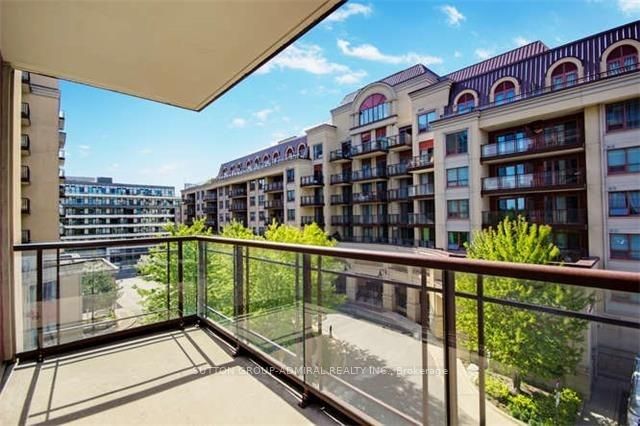 23 Rean Dr, #402