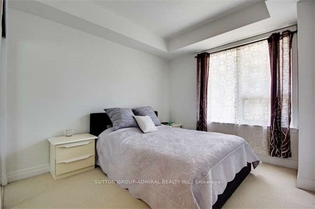 23 Rean Dr, #402