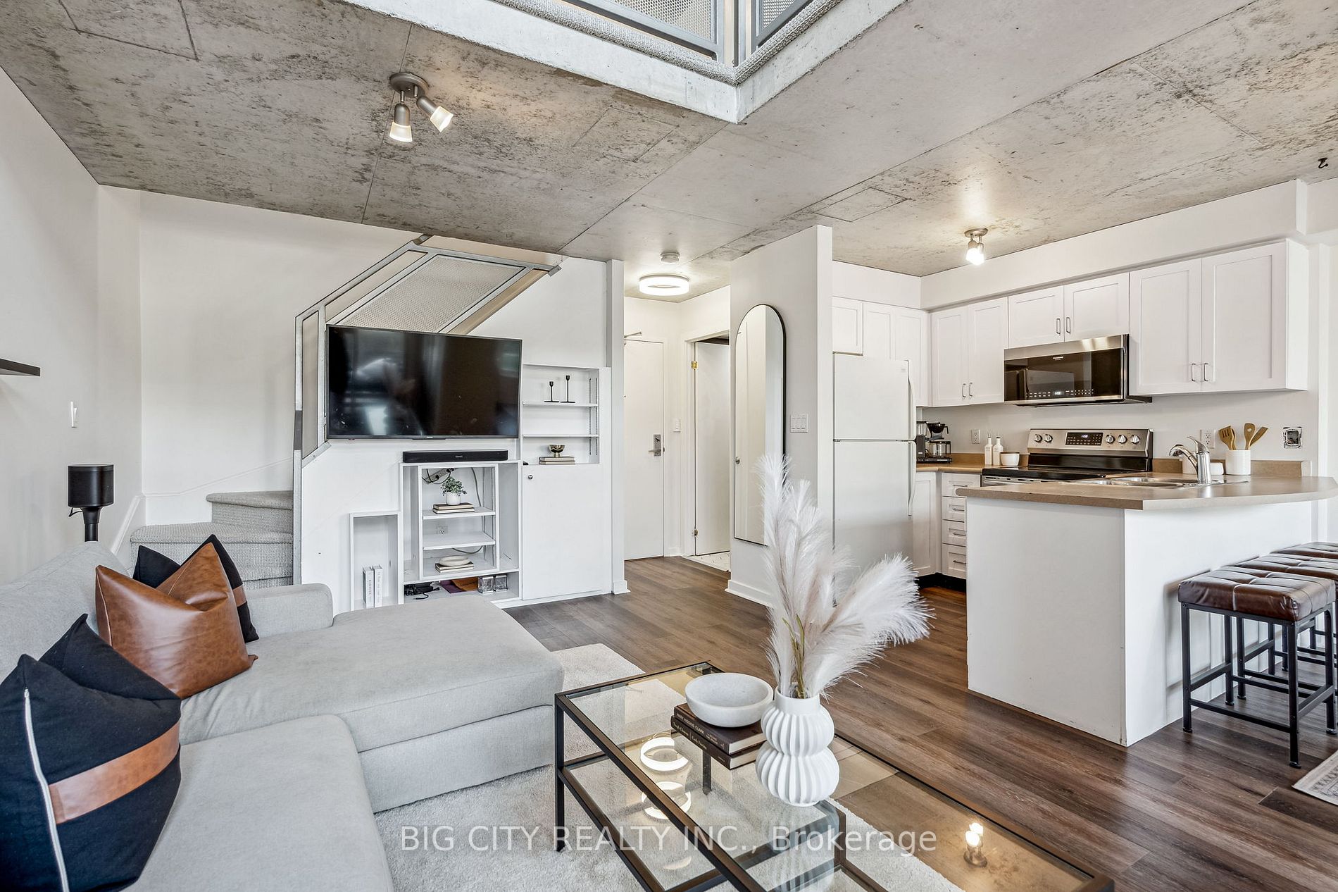 800 King St W, #202