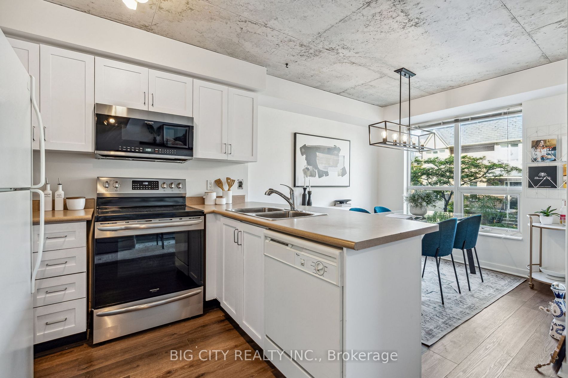 800 King St W, #202