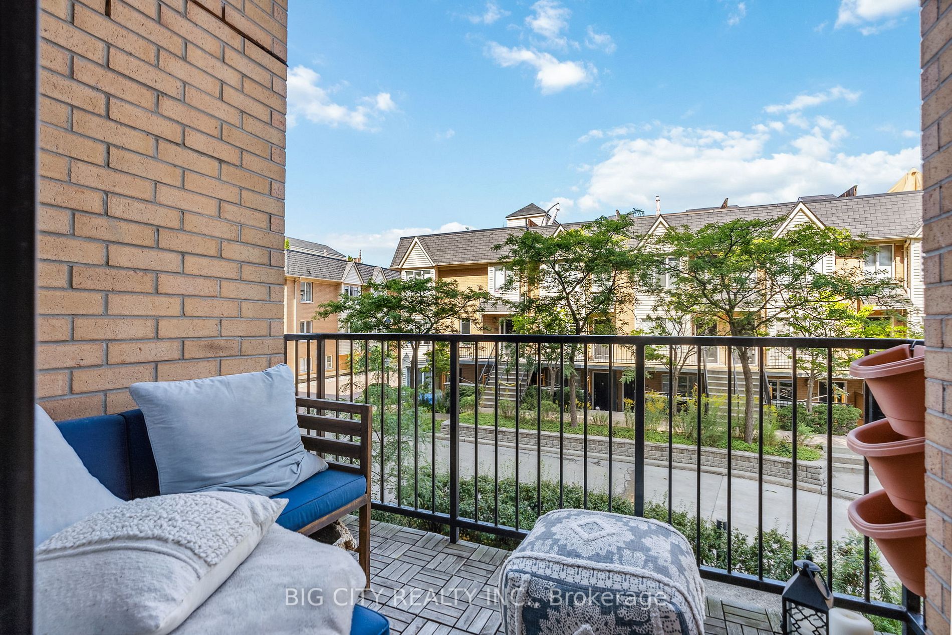 800 King St W, #202