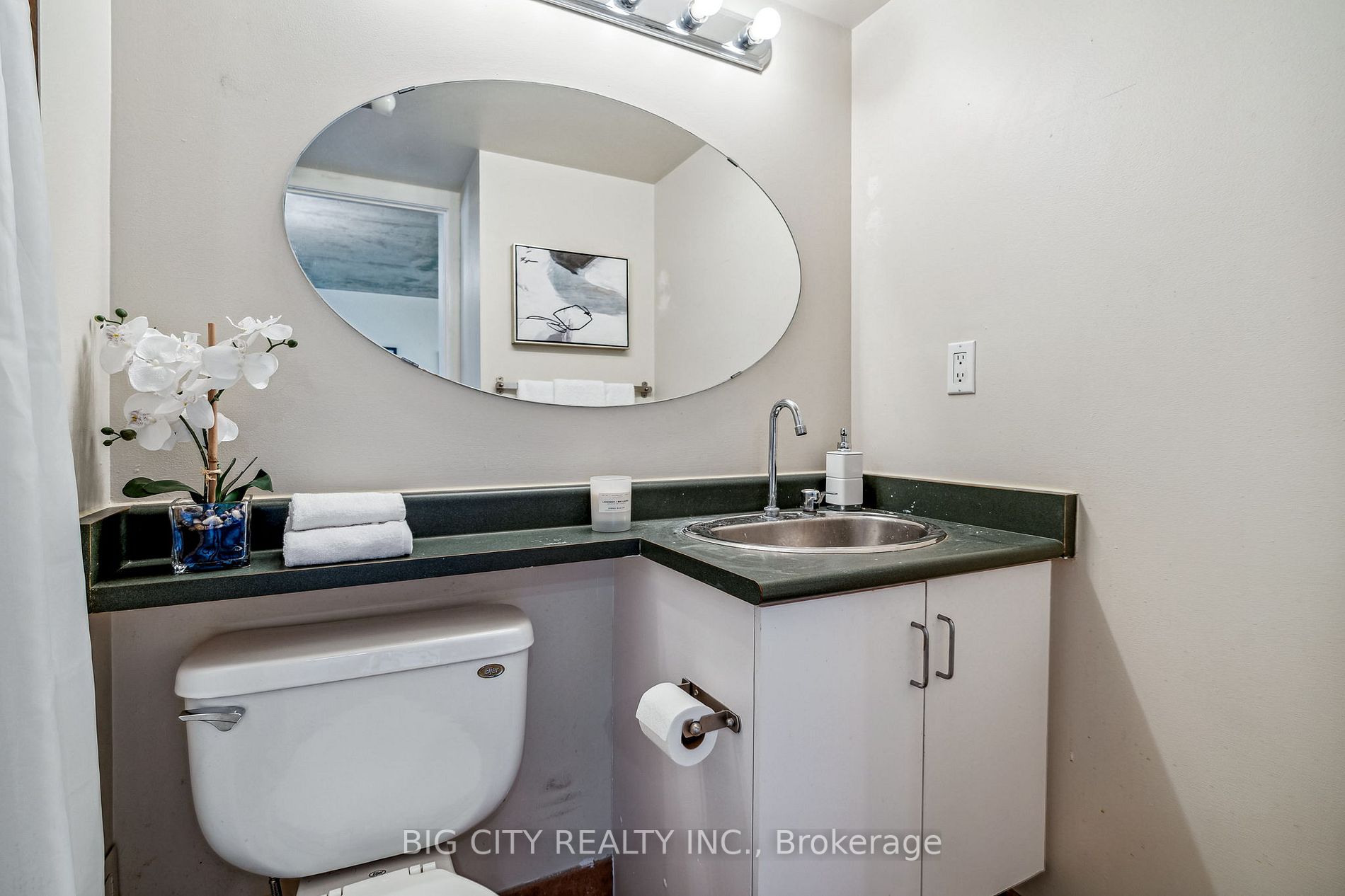 800 King St W, #202