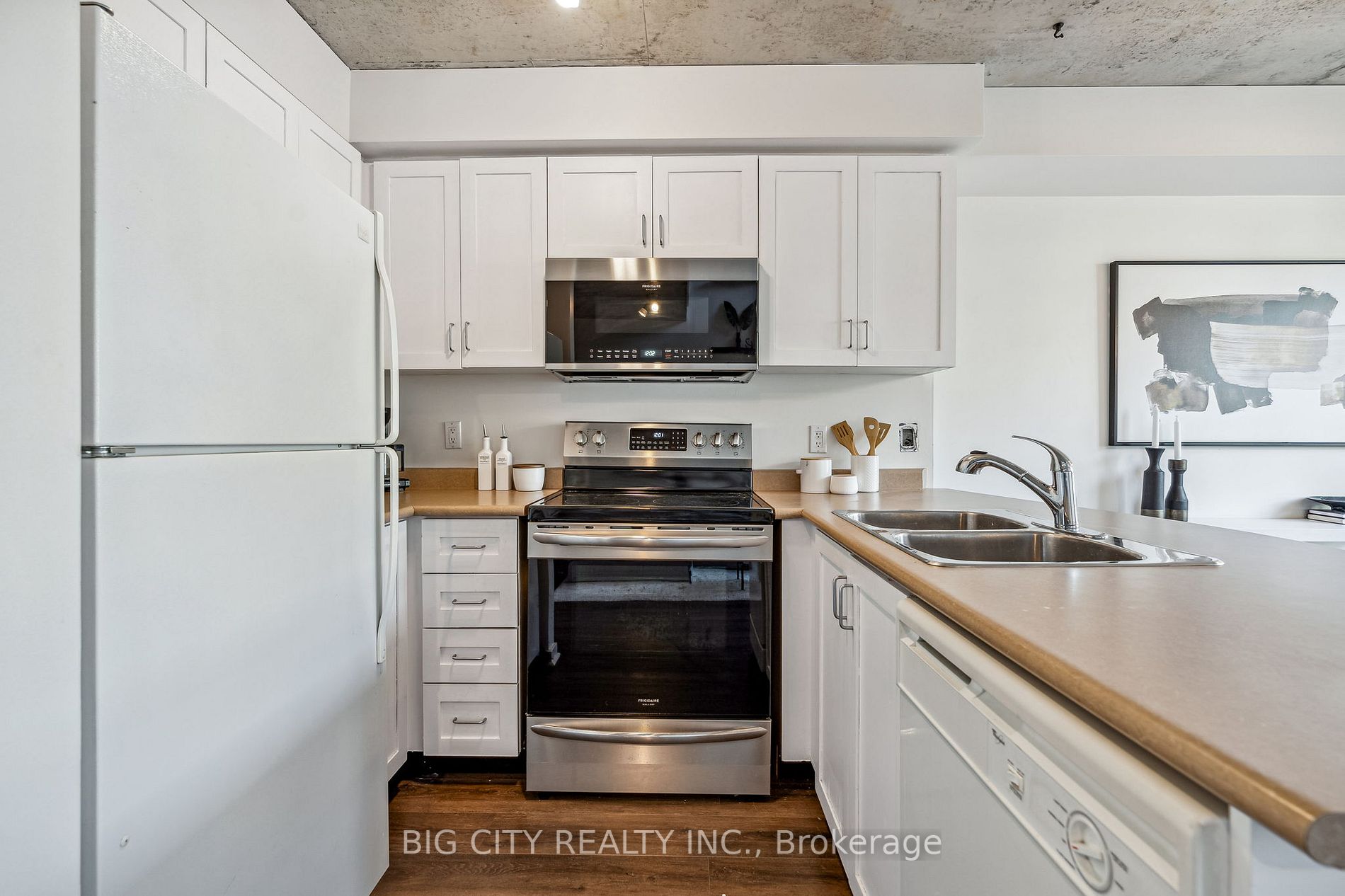 800 King St W, #202