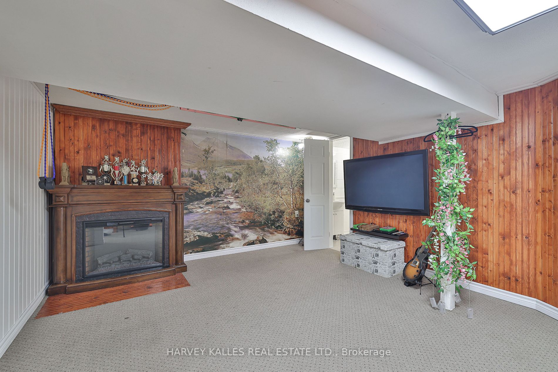 952 Eglinton Ave E