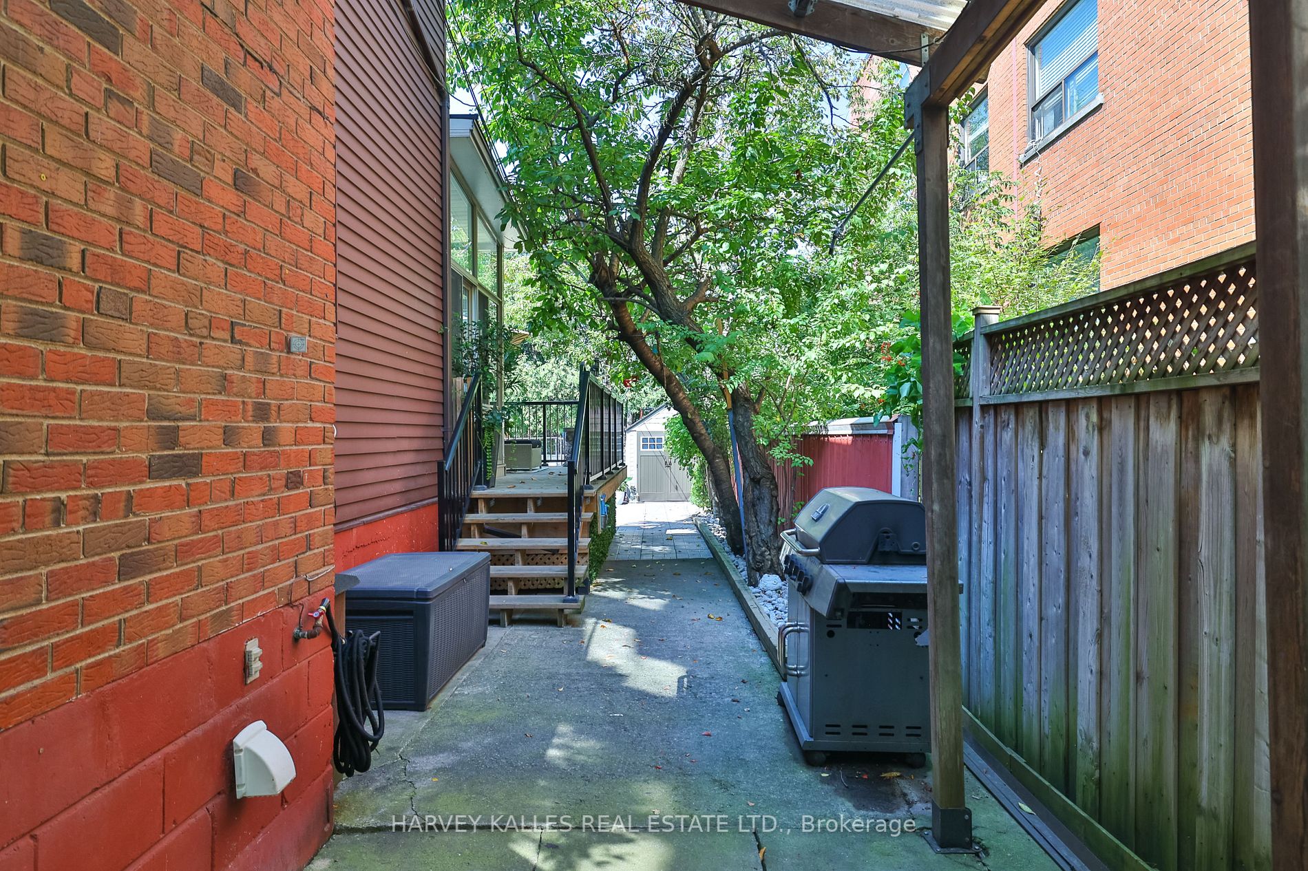 952 Eglinton Ave E