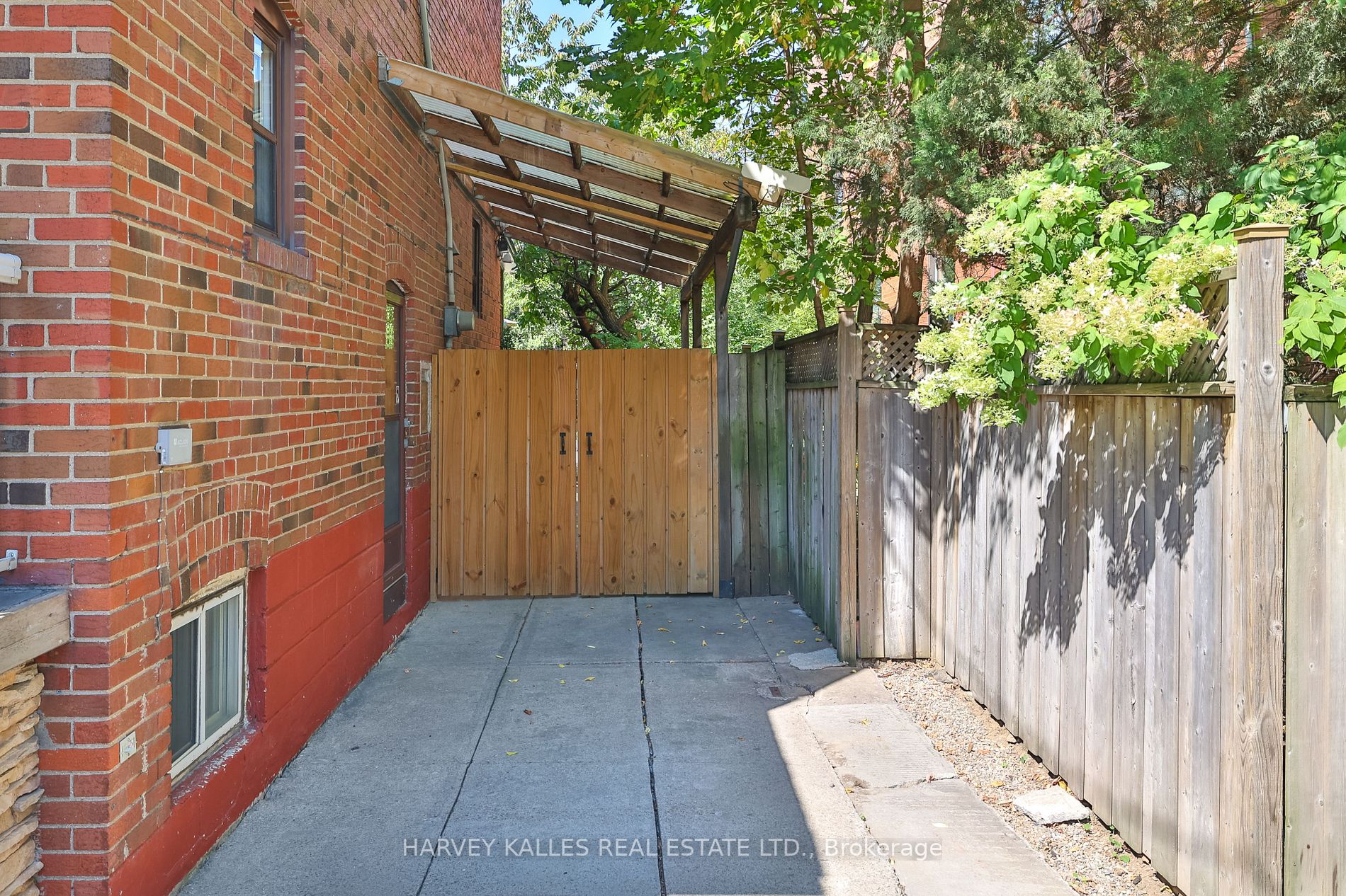 952 Eglinton Ave E