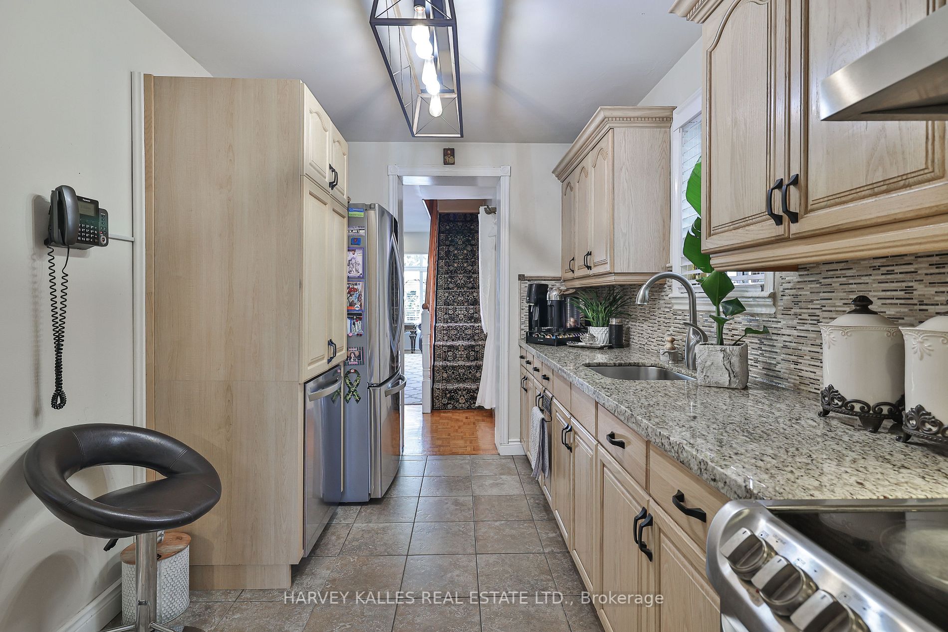 952 Eglinton Ave E