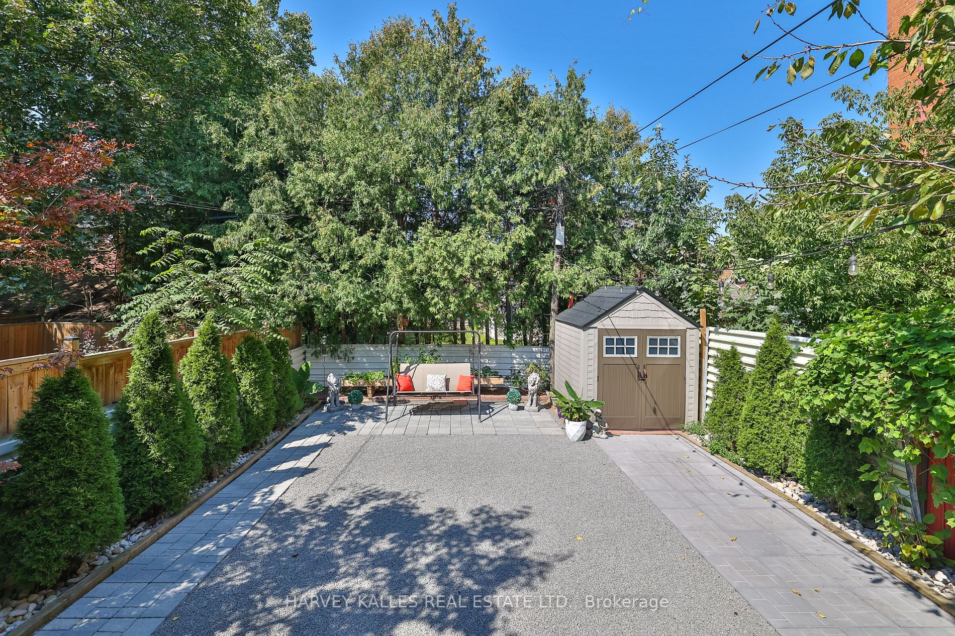 952 Eglinton Ave E
