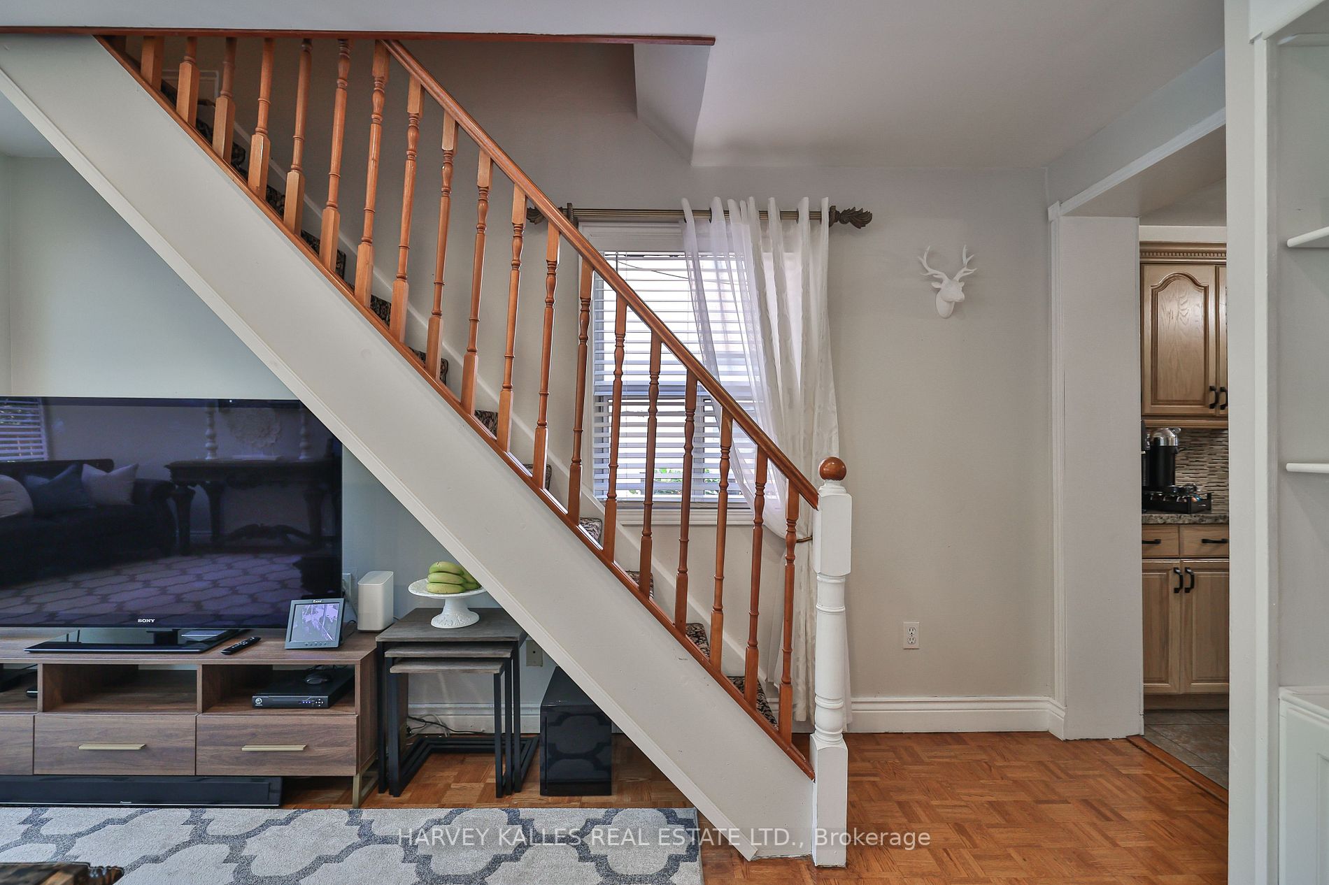 952 Eglinton Ave E