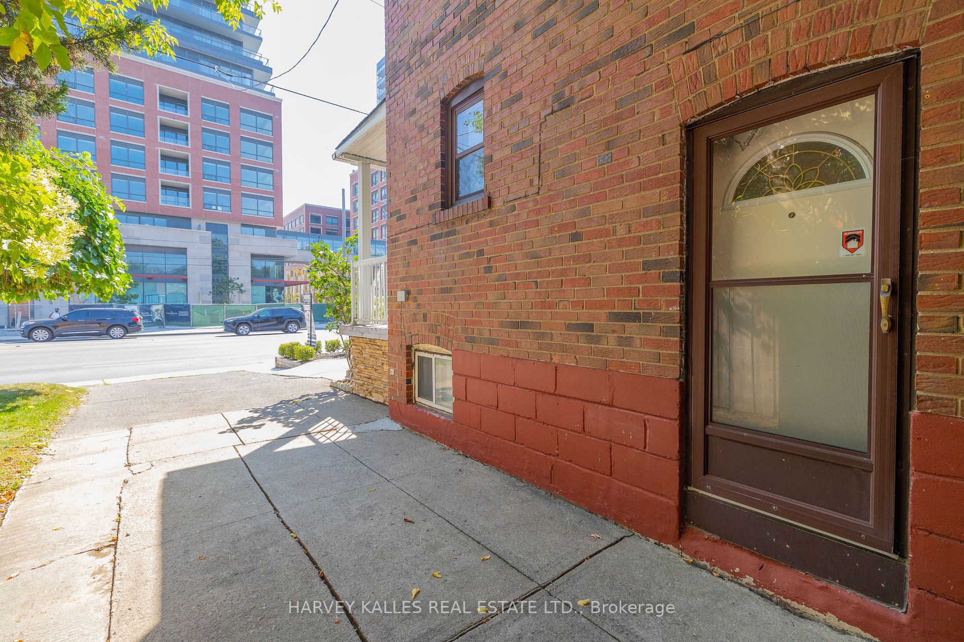 952 Eglinton Ave E