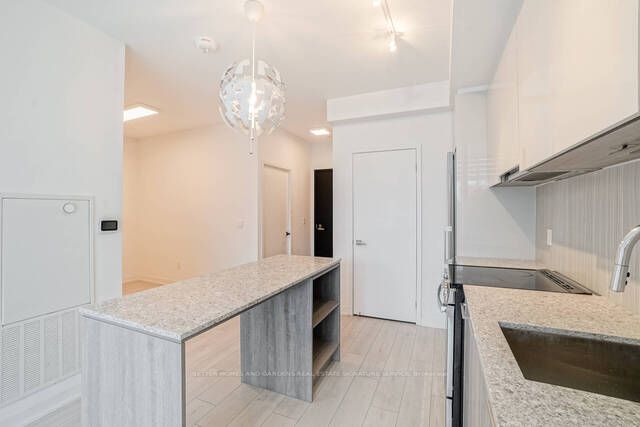 31 Tippett Rd, #806