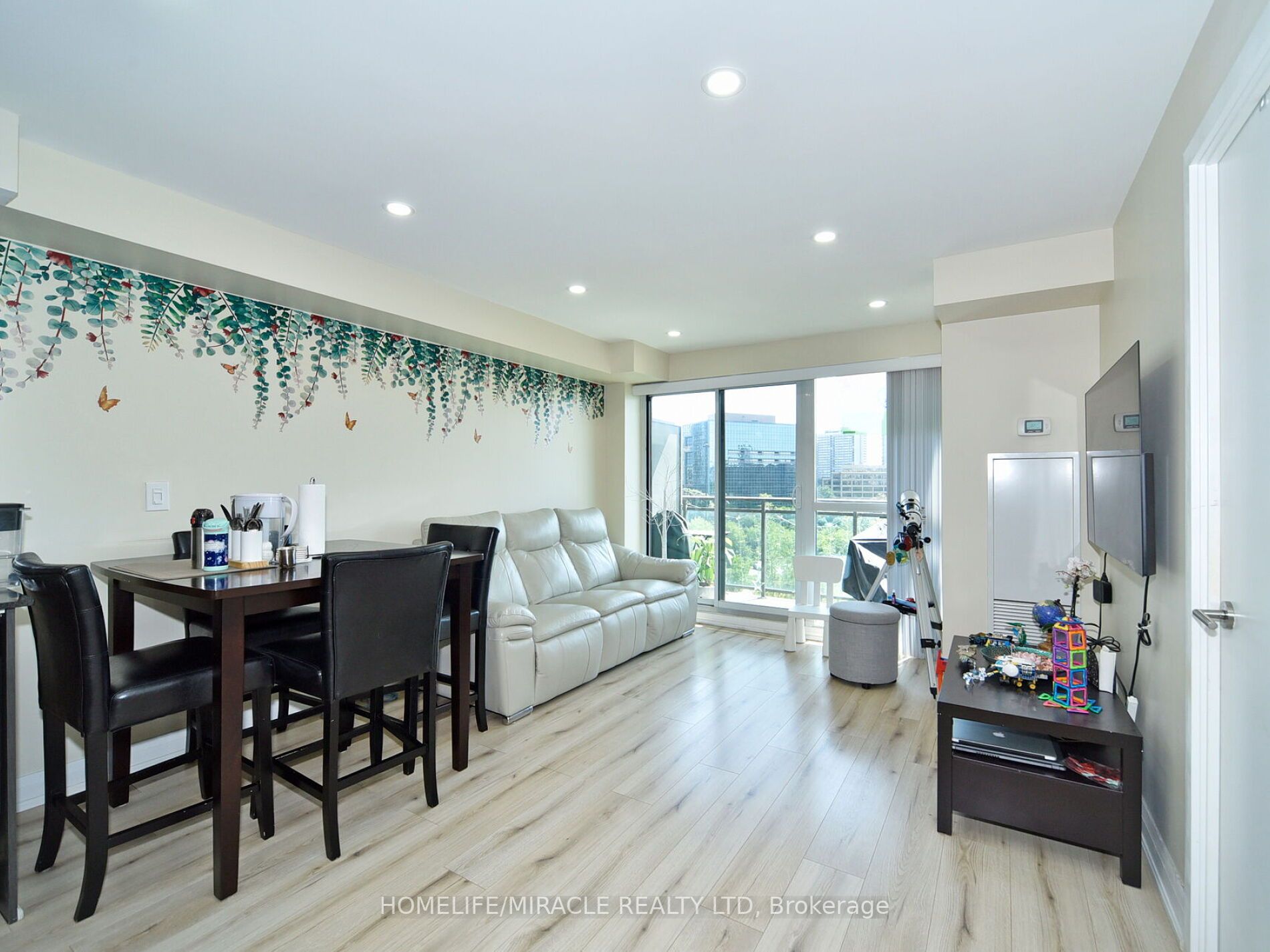 120 Dallimore Circ, #519