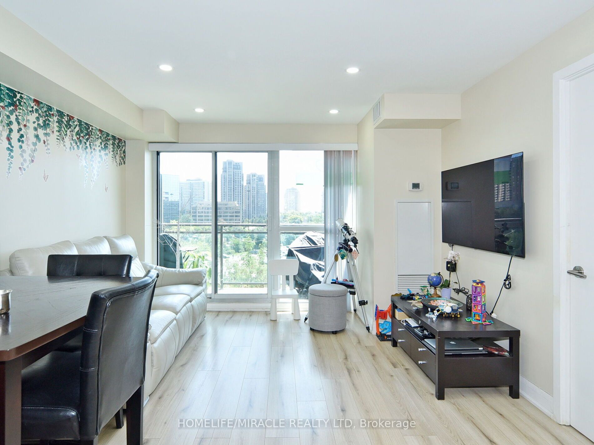 120 Dallimore Circ, #519