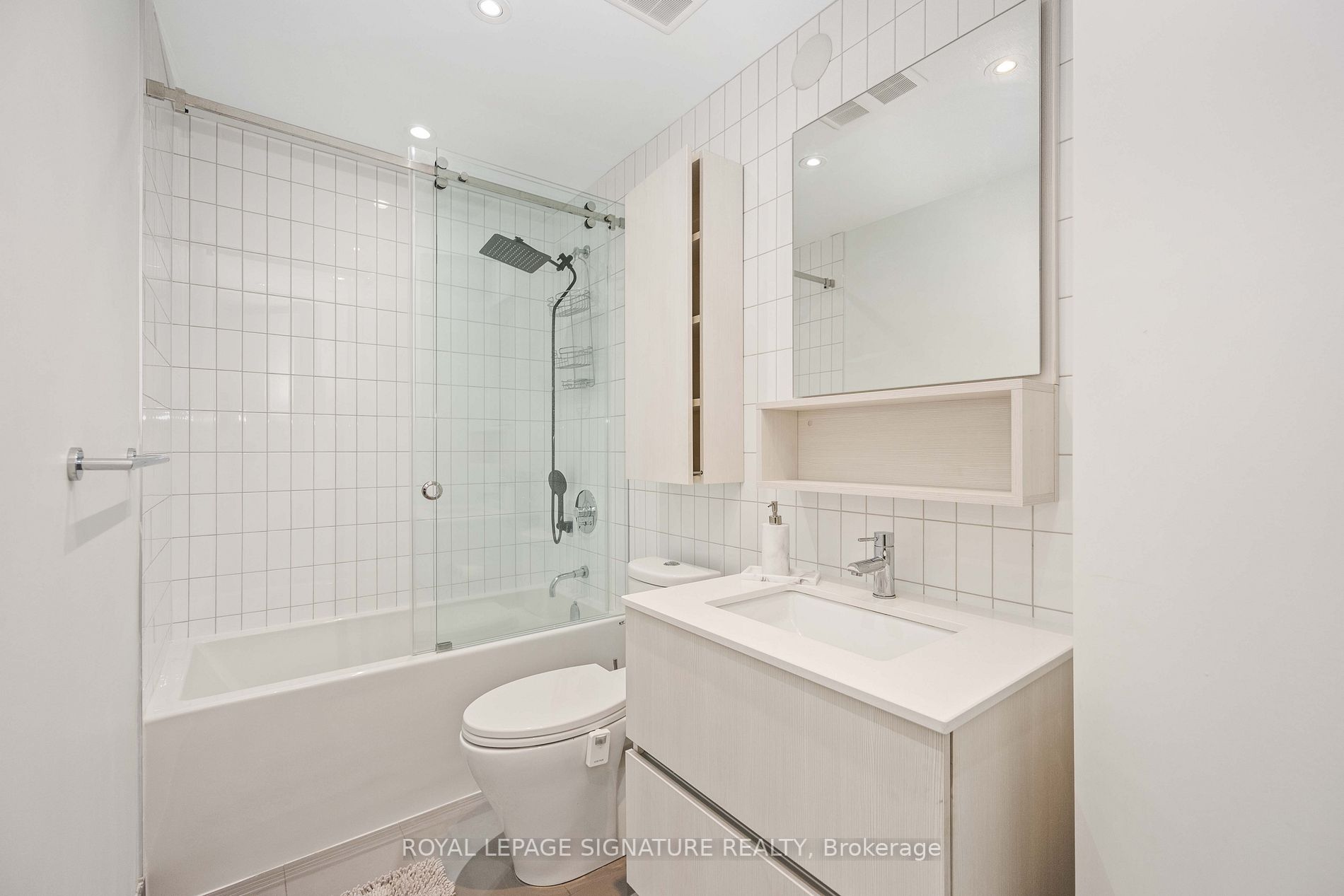 377 Madison Ave, #527