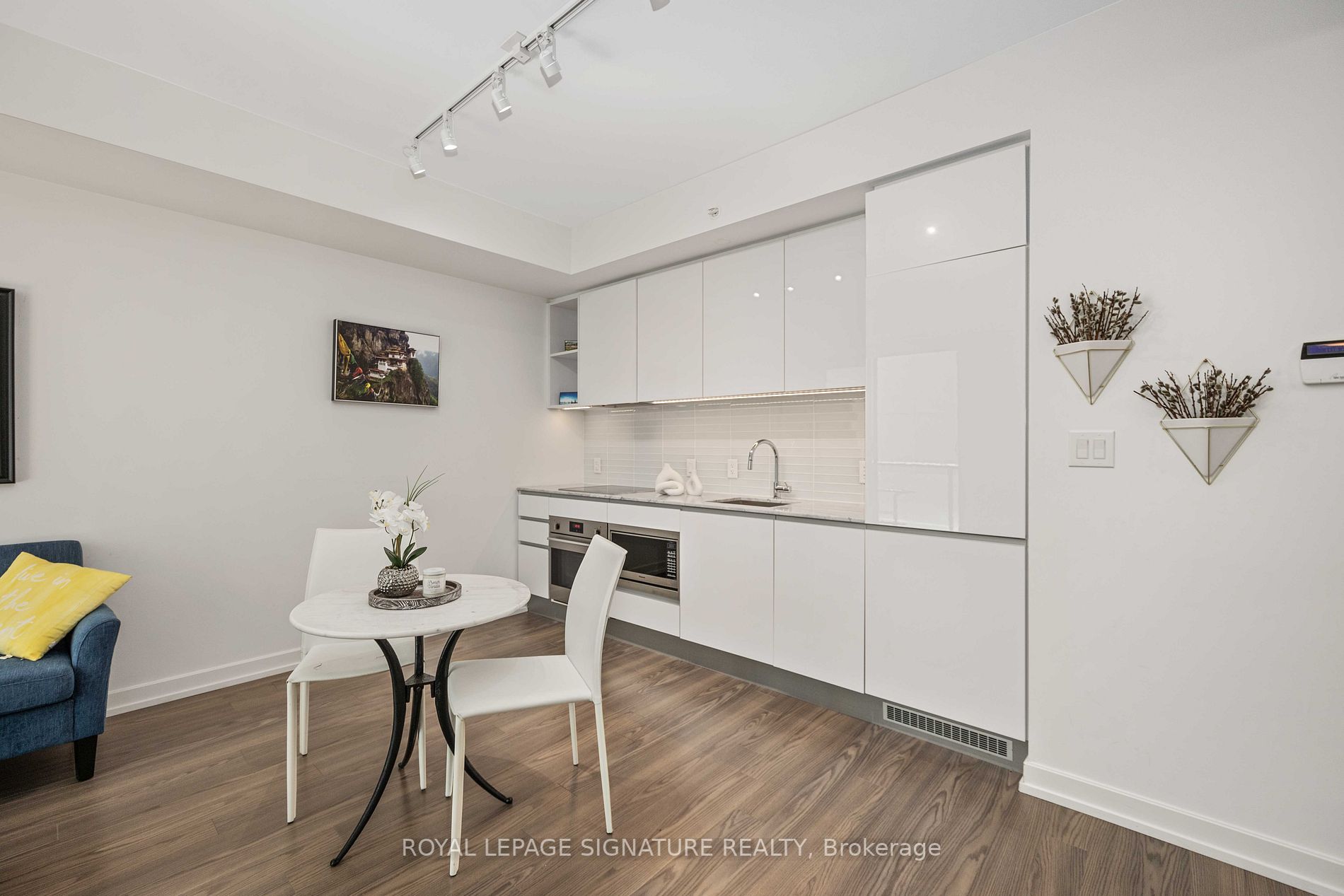 377 Madison Ave, #527