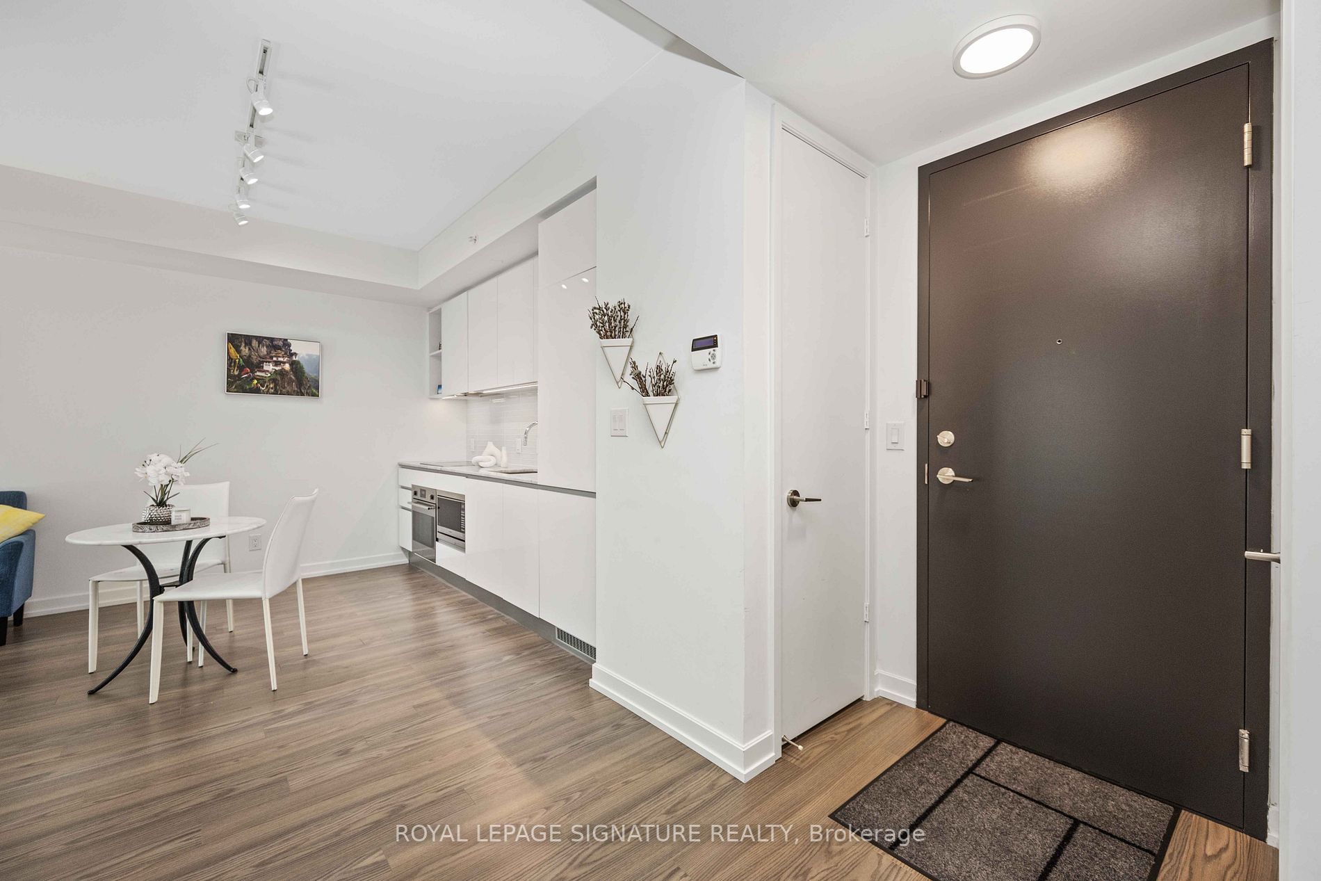 377 Madison Ave, #527