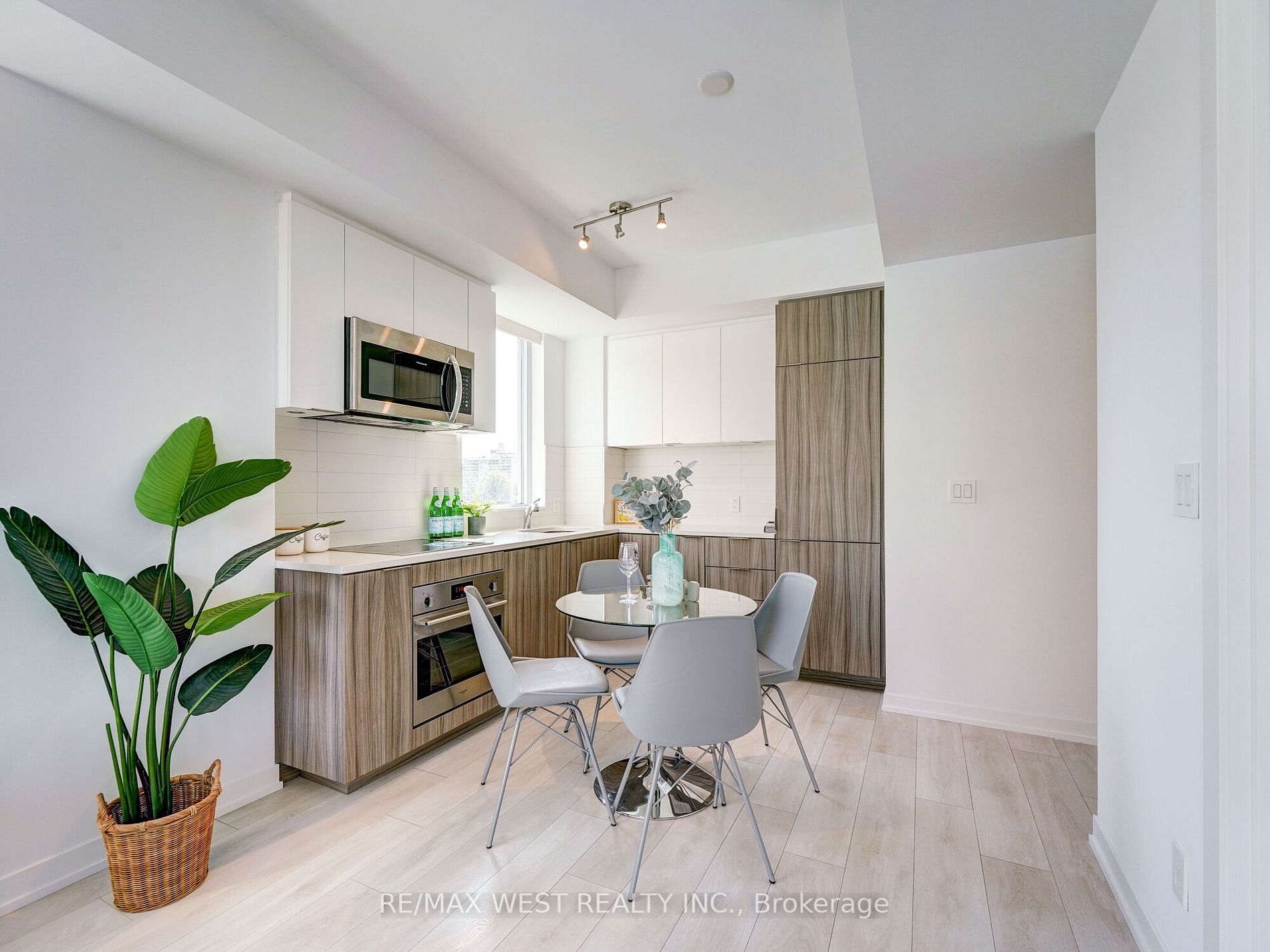 223 St. Clair Ave W, #613