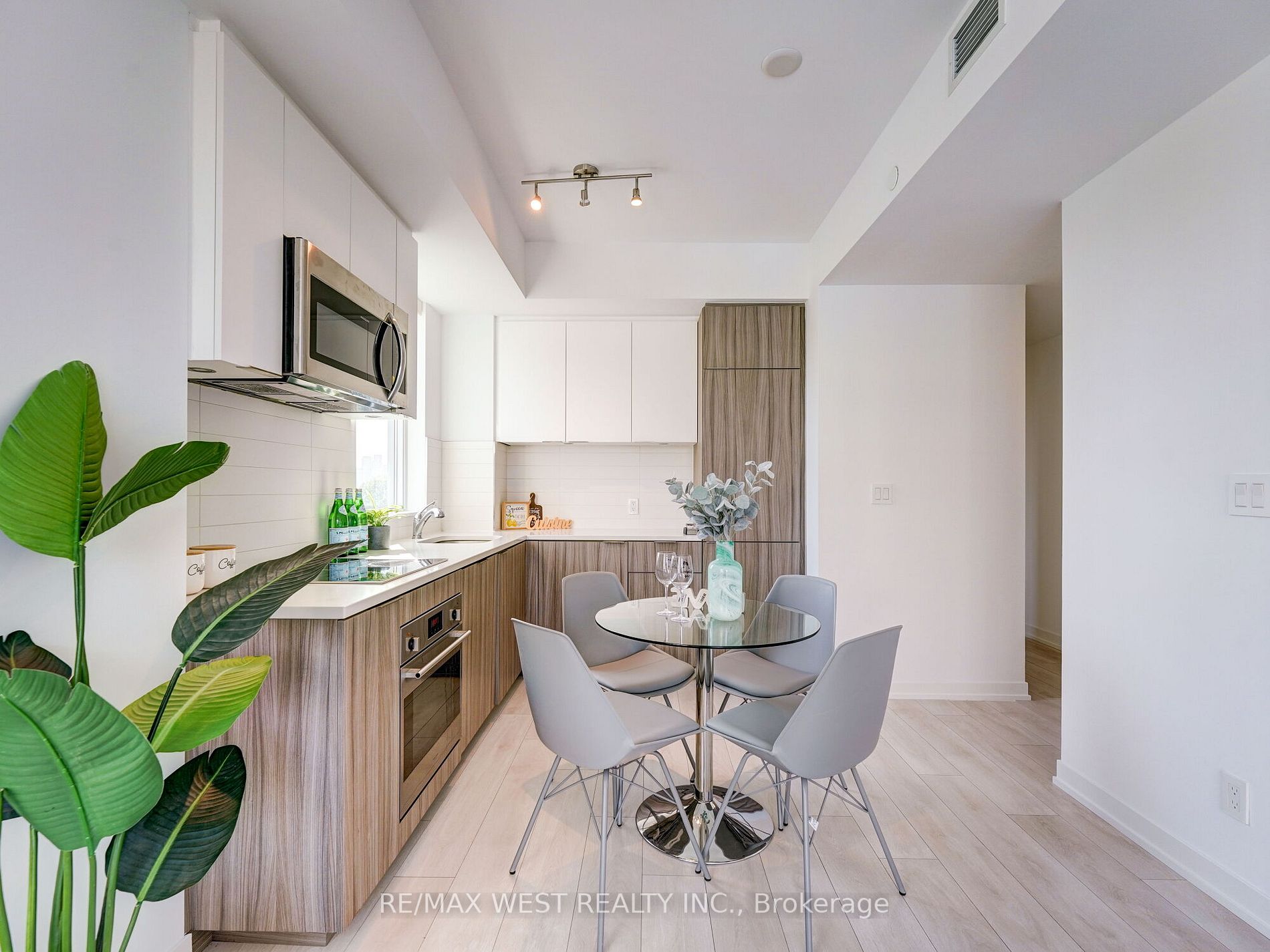 223 St. Clair Ave W, #613